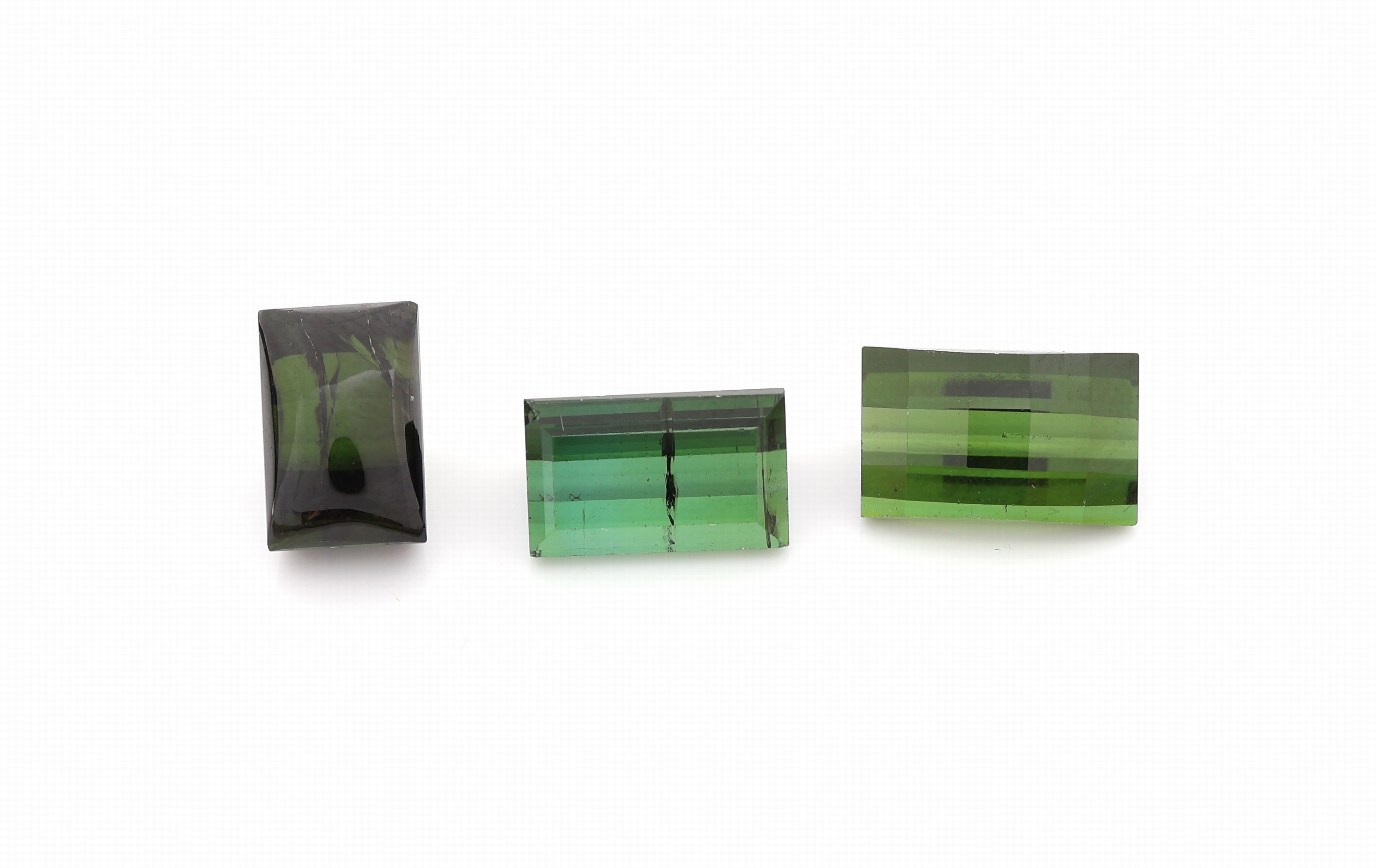 Detail a: 8 lose Turmaline, im Cabochon-, Schachbrett- und Baguetteschliff, zus. ca. 35.38 ct, schöne, intensive Grüntöne