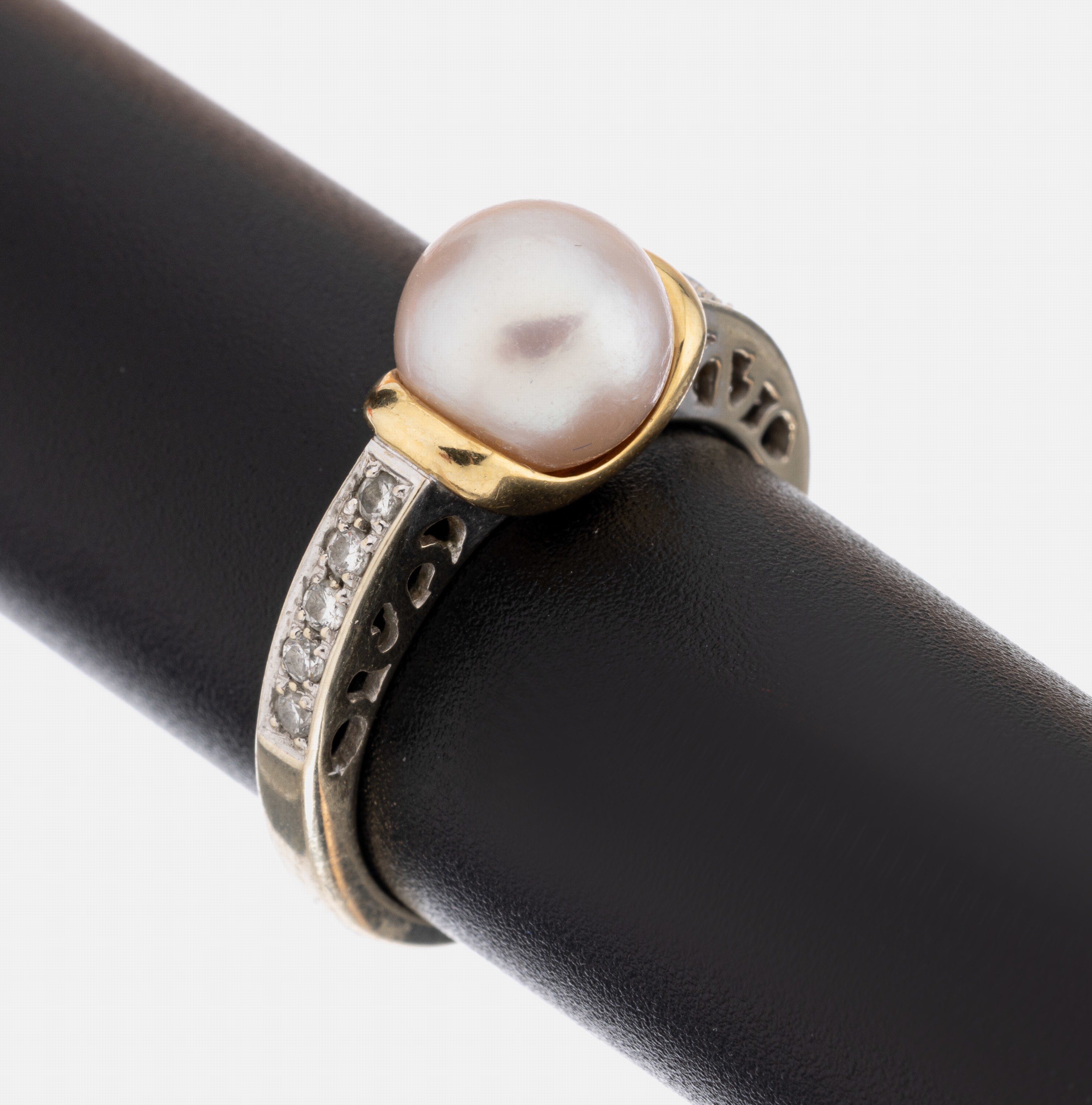 18 kt Gold Brillant-Zuchtperl-Ring, GG/WG 585/000, Meistermarke CB, 1 Zuchtperle D. ca. 7.8 mm, 10 Brillanten zus. ca. 0.10 ct Weiß/p, ca. 4.3 g, ...