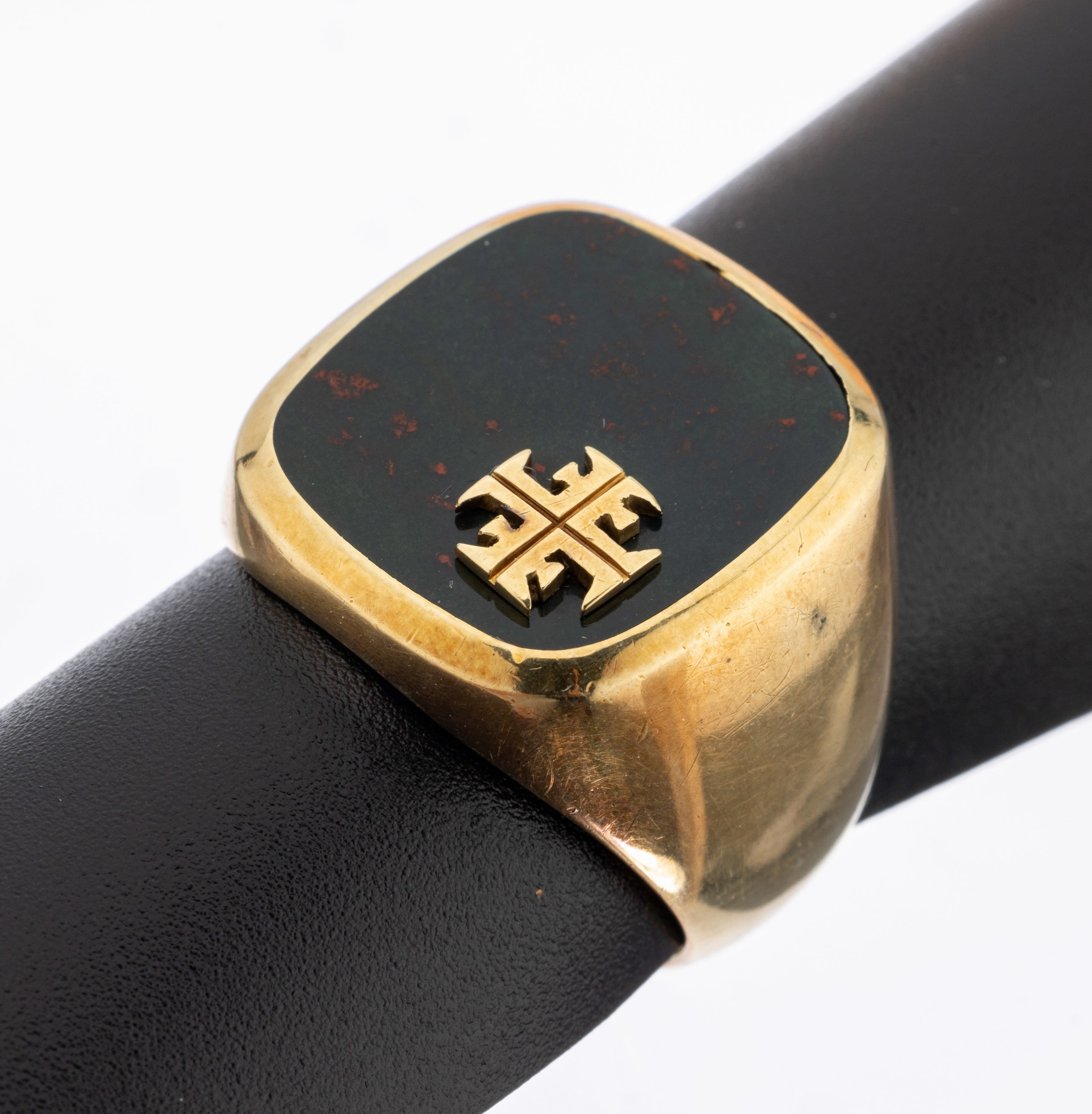 14 kt Gold Heliotrop-Herrenring, GG 585/000, Heliotropplatte mit aufgel. GG- Verzierung, ca. 6.9 g, RW 54