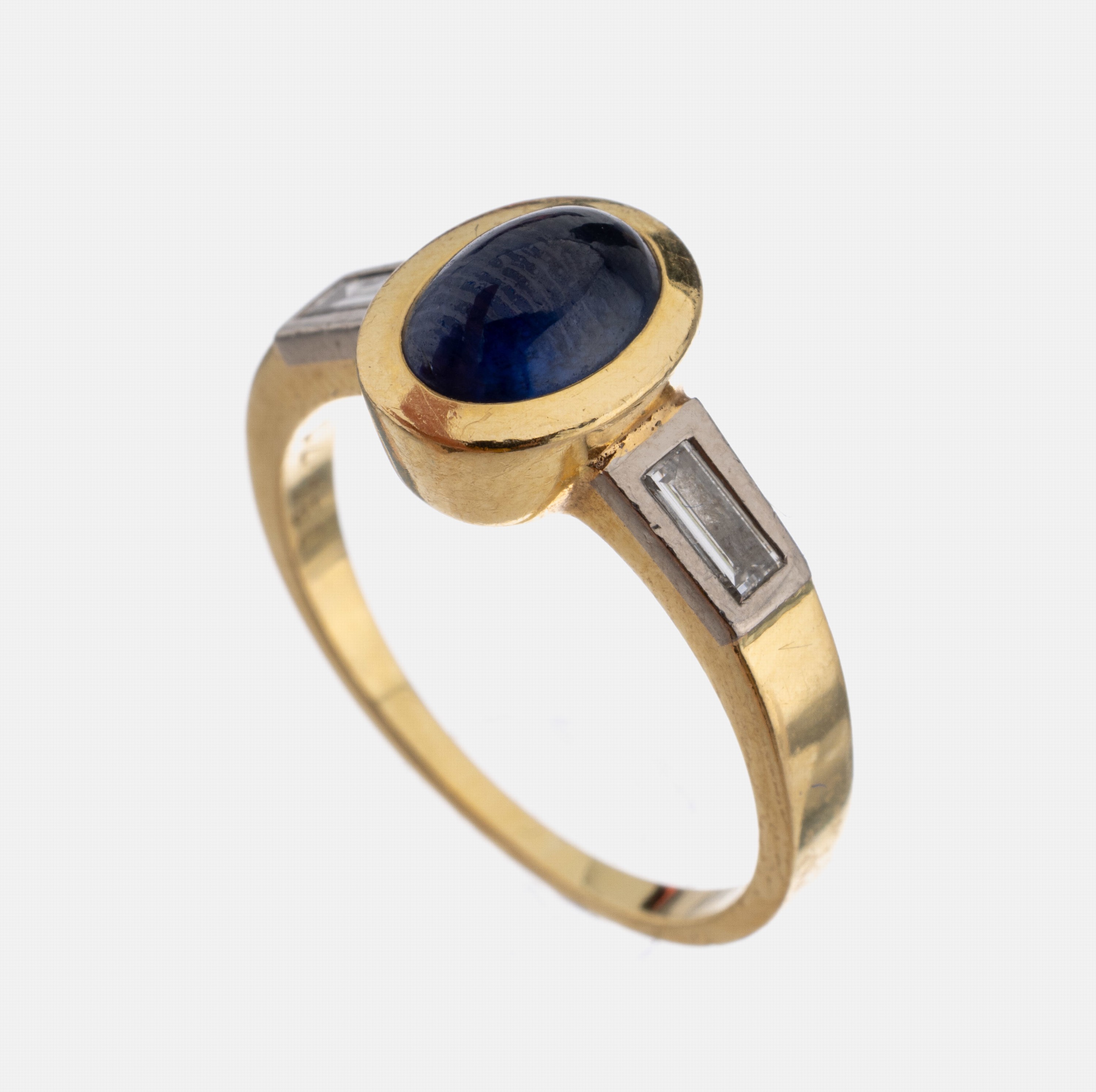 18 kt Gold Saphir-Diamant-Ring, GG/WG 750/000, 1 Saphir-Cabochon, 2 in WG gefasste Diamant-Triangel in den Ringschultern zus. ca.0.25 ct Weiß/si, ...
