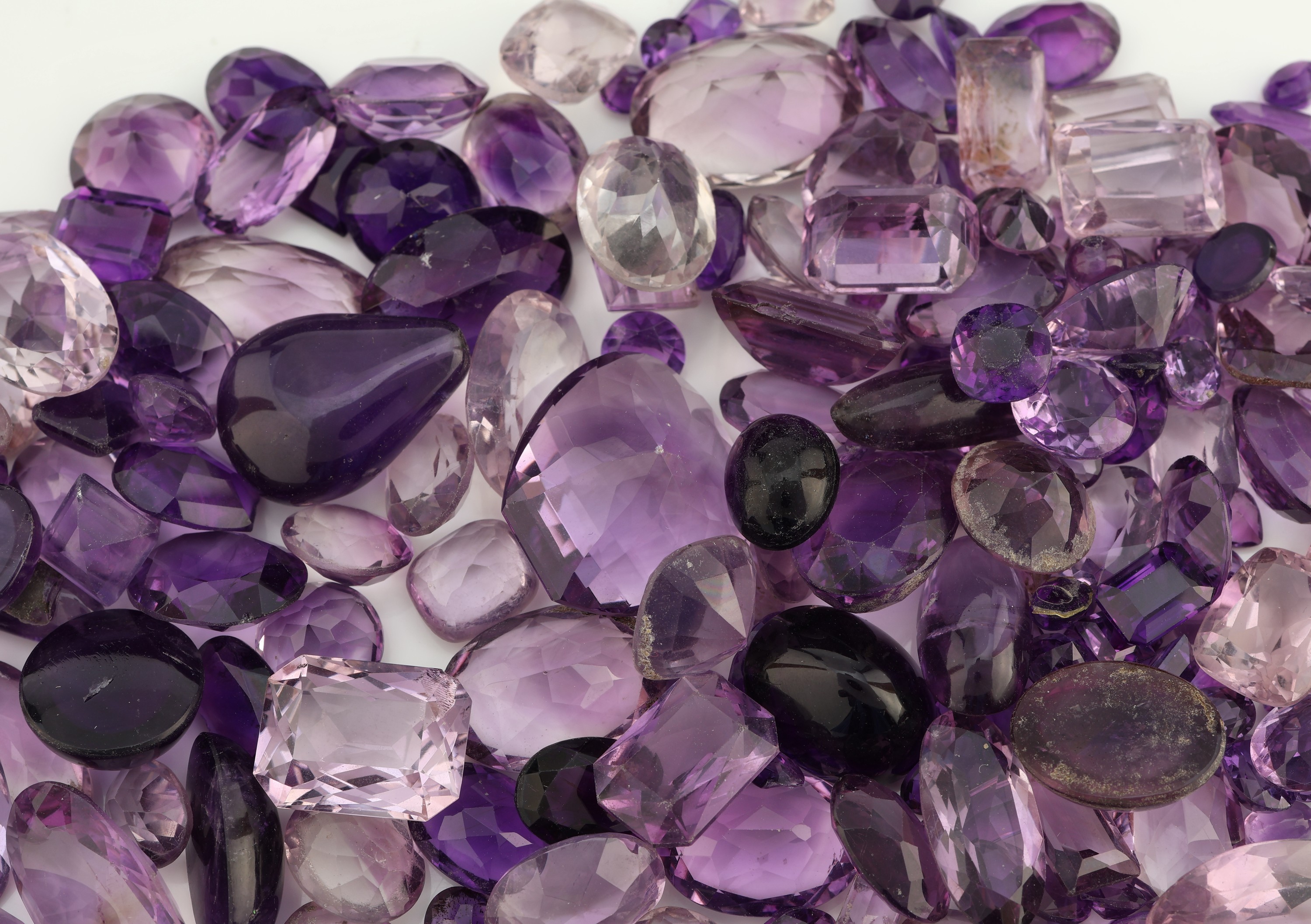 Detail a: Lot lose Amethyste, zus. ca. 730 ct, versch. Schliffformen, Farben und Qualitäten