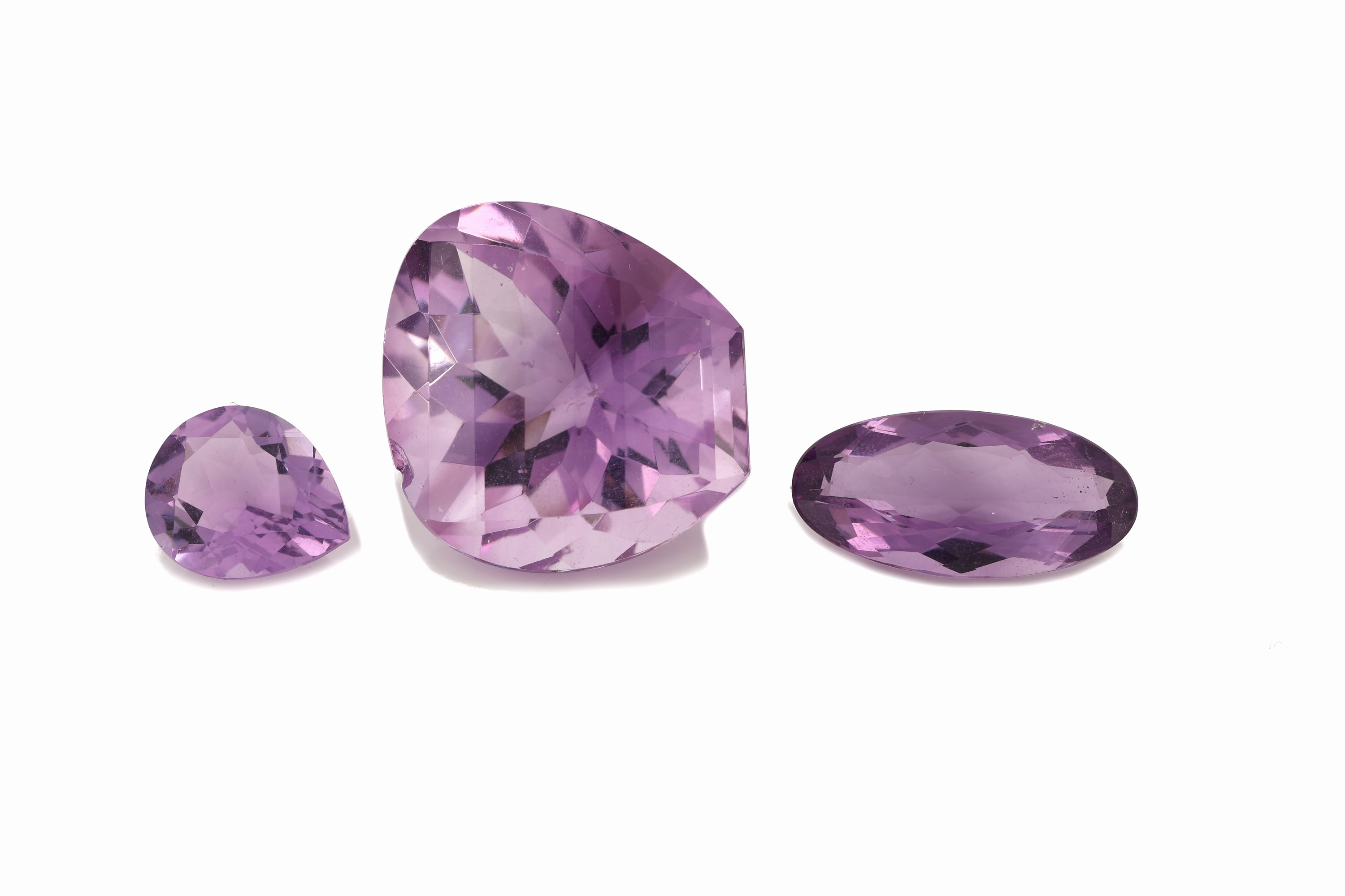 Detail b: Lot lose Amethyste, zus. ca. 730 ct, versch. Schliffformen, Farben und Qualitäten