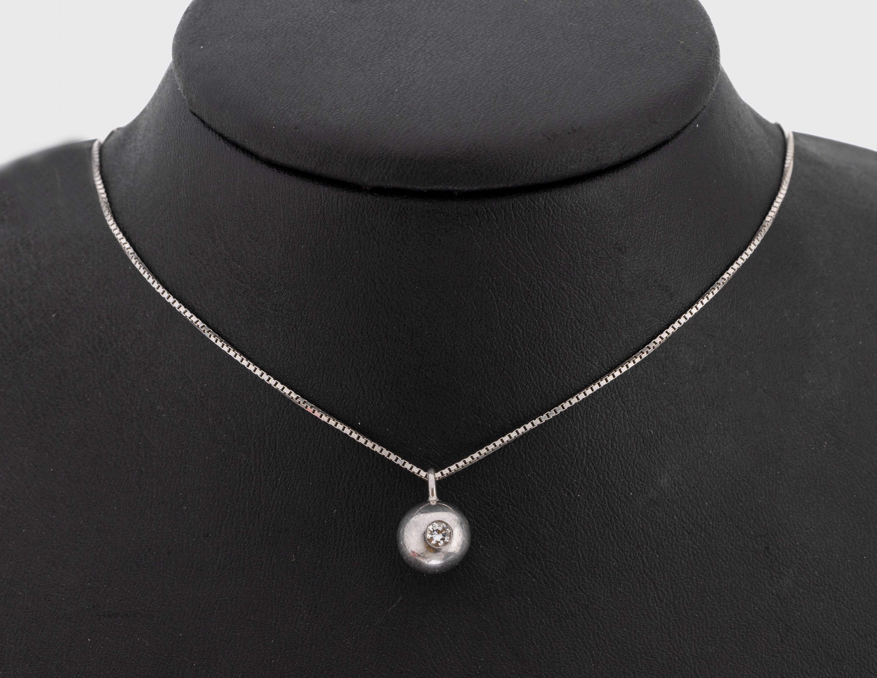 14 kt Gold Brillant-Kugelanhänger, WG 585/000, 1 Brillant ca. 0.12 ct Weiß/si, an 14 kt Gold/WG 585/000 Kette, Federringschließe, L. ca. 40 cm, ...