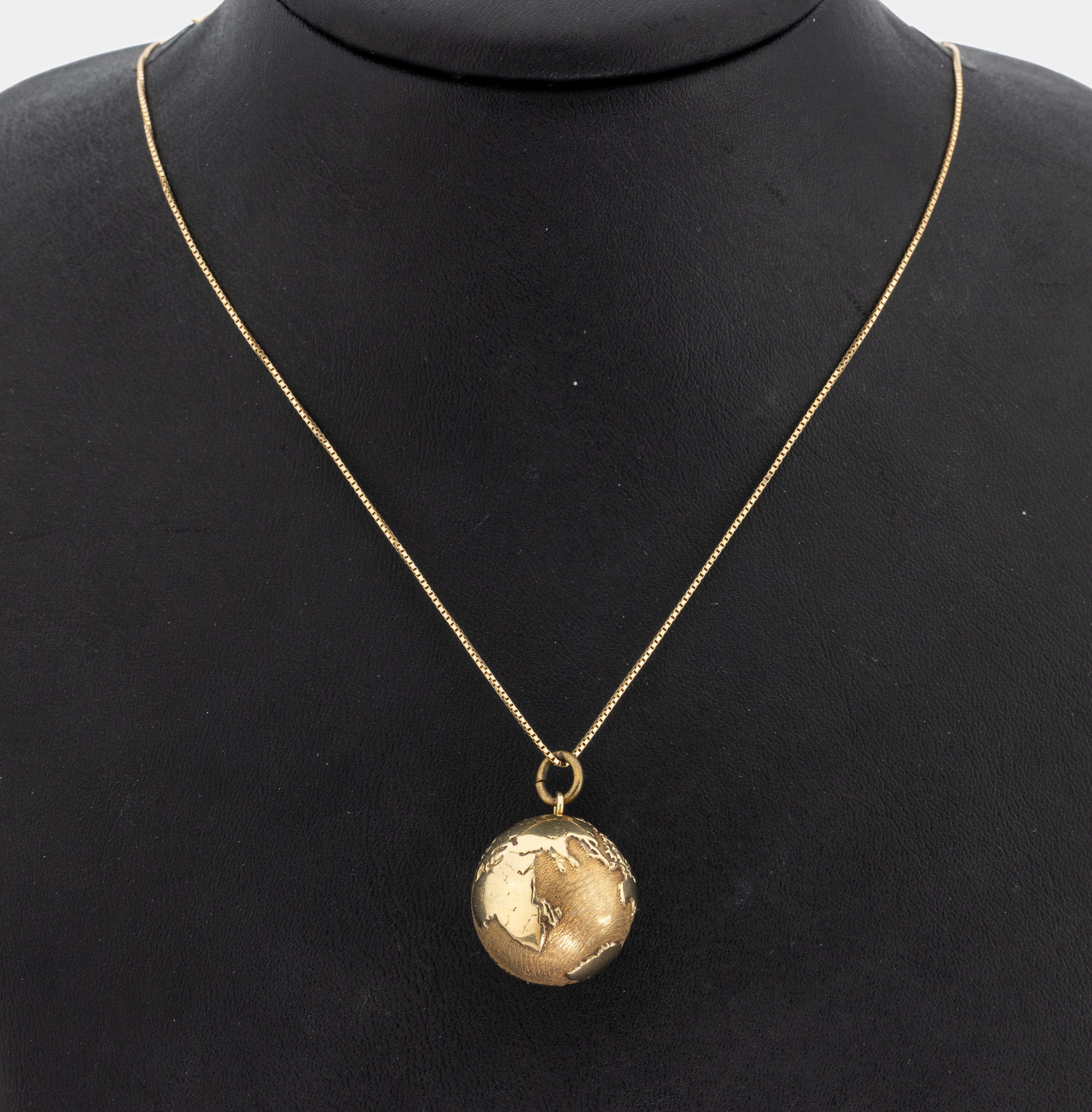 14 kt Gold Weltkugel-Anhänger, GG 585/000, gefüllt, Öse Metall, an 14 kt Gold Kette, GG 585/000, L. ca. 40 cm, Federringschließe, ca. 11.4 g
