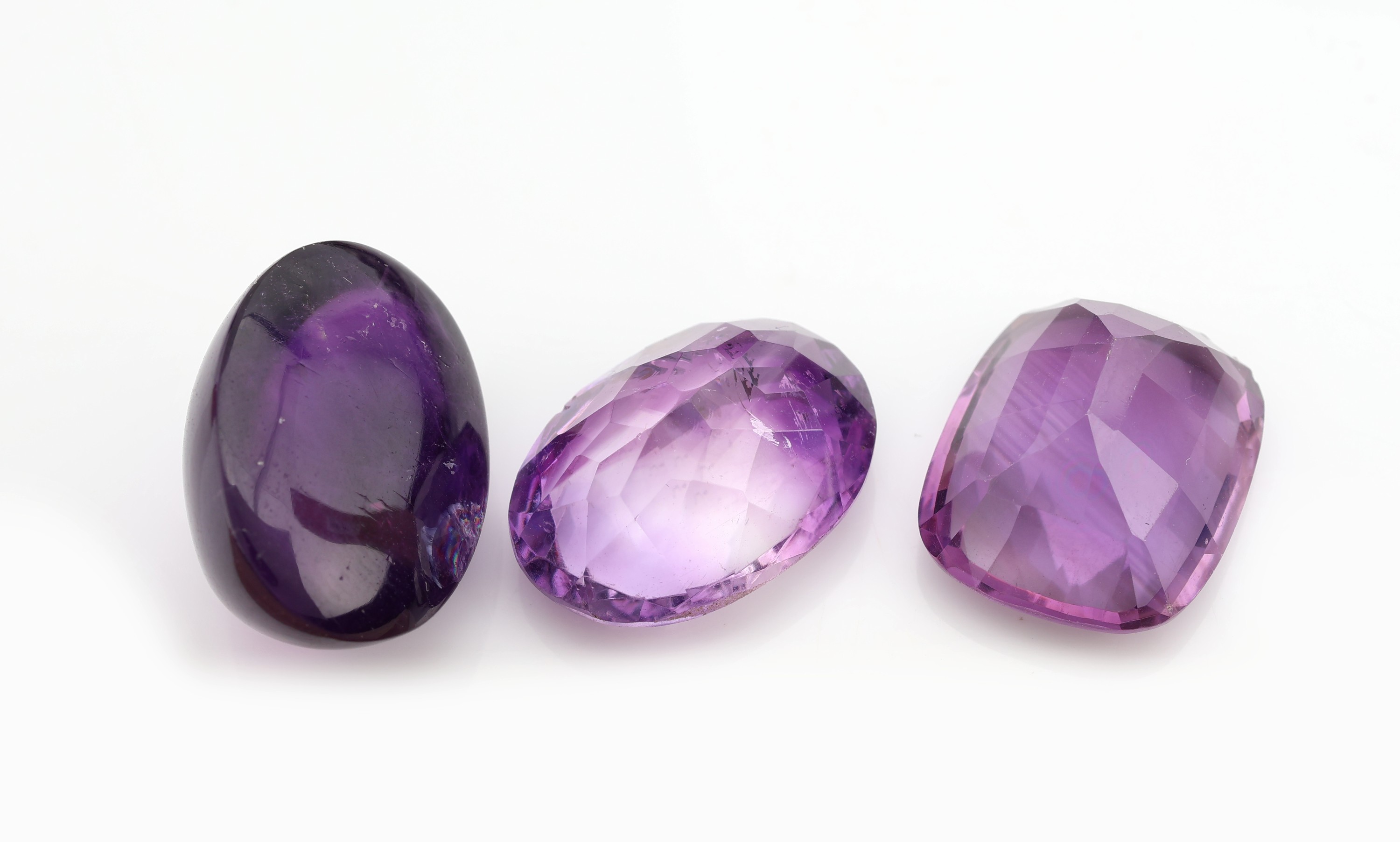 Detail b: Lot lose Amethyste, zus. ca. 692 ct, versch. Größen, Farben, Qualitäten und Schliffformen