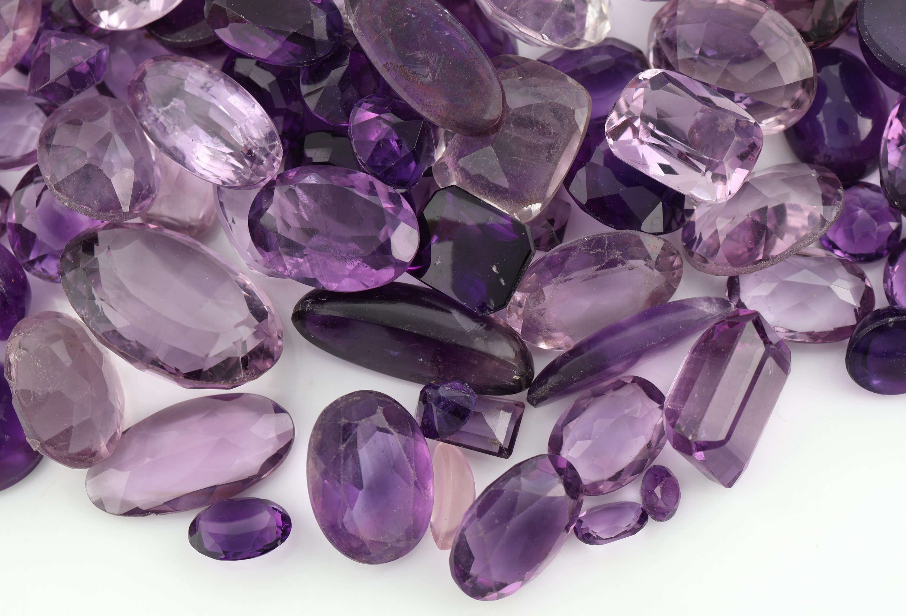 Detail c: Lot lose Amethyste, zus. ca. 692 ct, versch. Größen, Farben, Qualitäten und Schliffformen