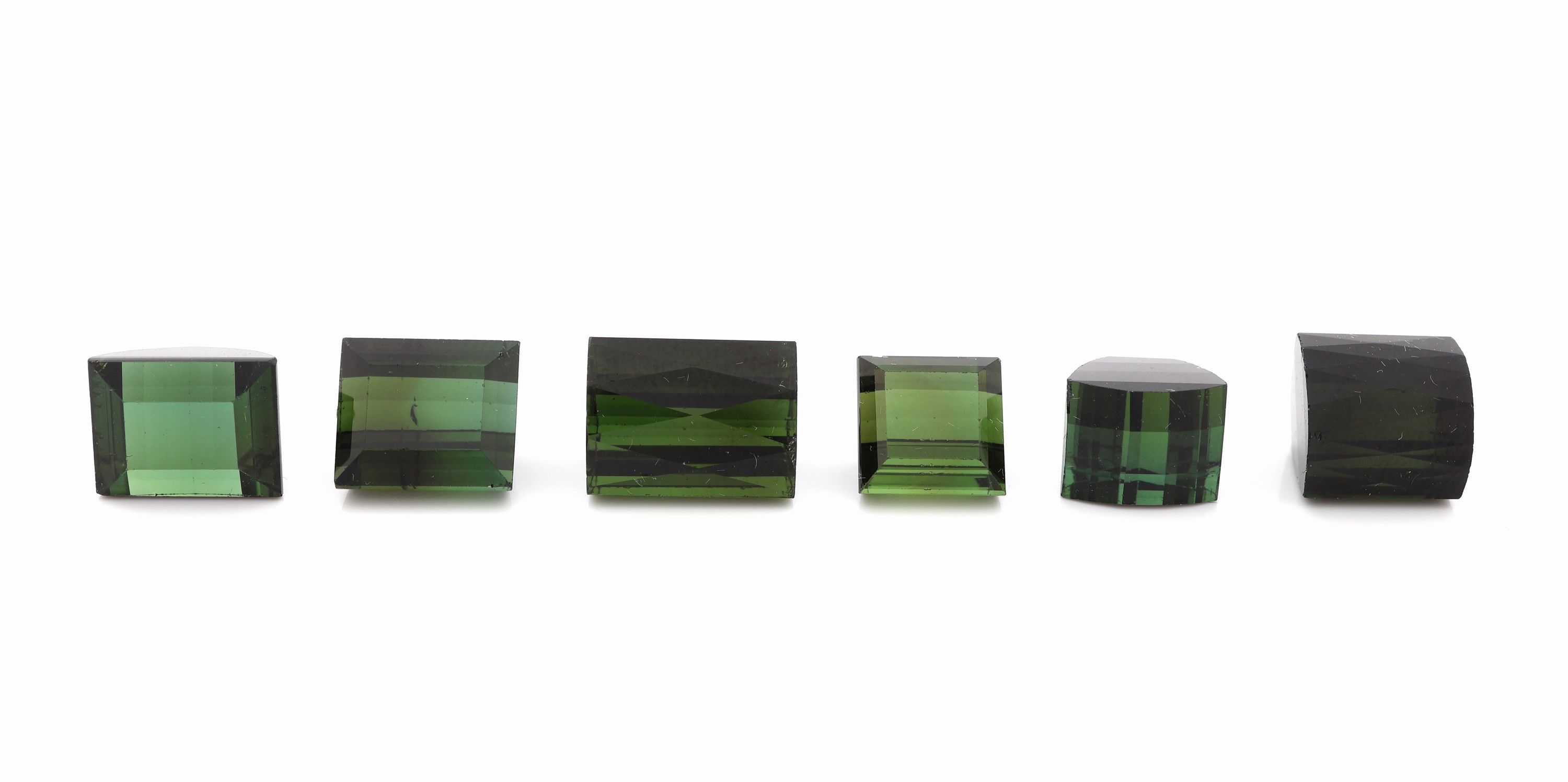 6 lose Turmaline, 1x im Emerald-Cut, ca. 5.27 ct, 1 x im Emerald-Cut ca. 4.64 ct, 1 x im Fantasieschliff, ca. 7.93 ct, 1 x Carree ca. 3.81 ct, 1 x im ...