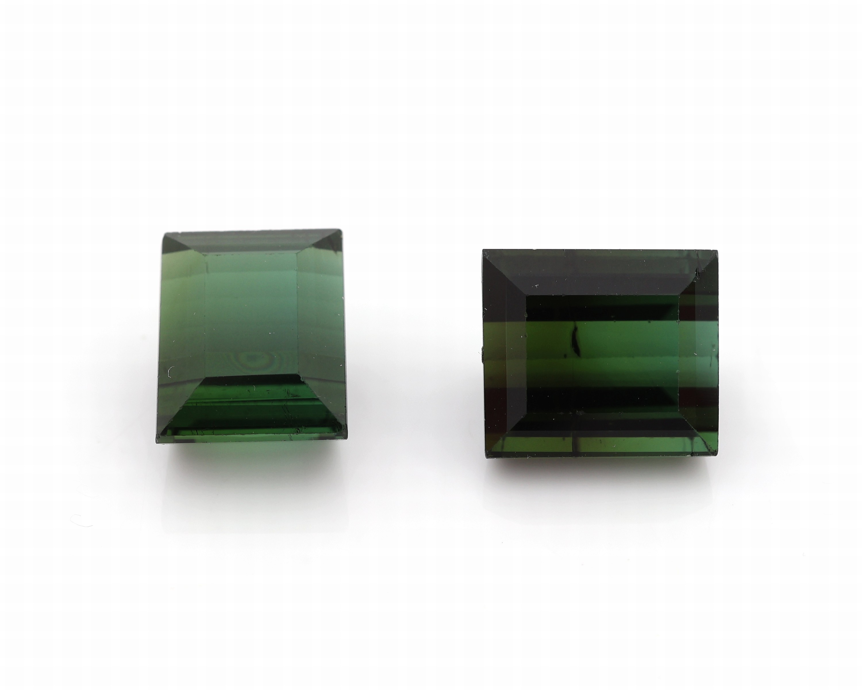 Detail a: 6 lose Turmaline, 1x im Emerald-Cut, ca. 5.27 ct, 1 x im Emerald-Cut ca. 4.64 ct, 1 x im Fantasieschliff, ca. 7.93 ct, 1 x Carree ca. 3.81 ct, 1 x im ...