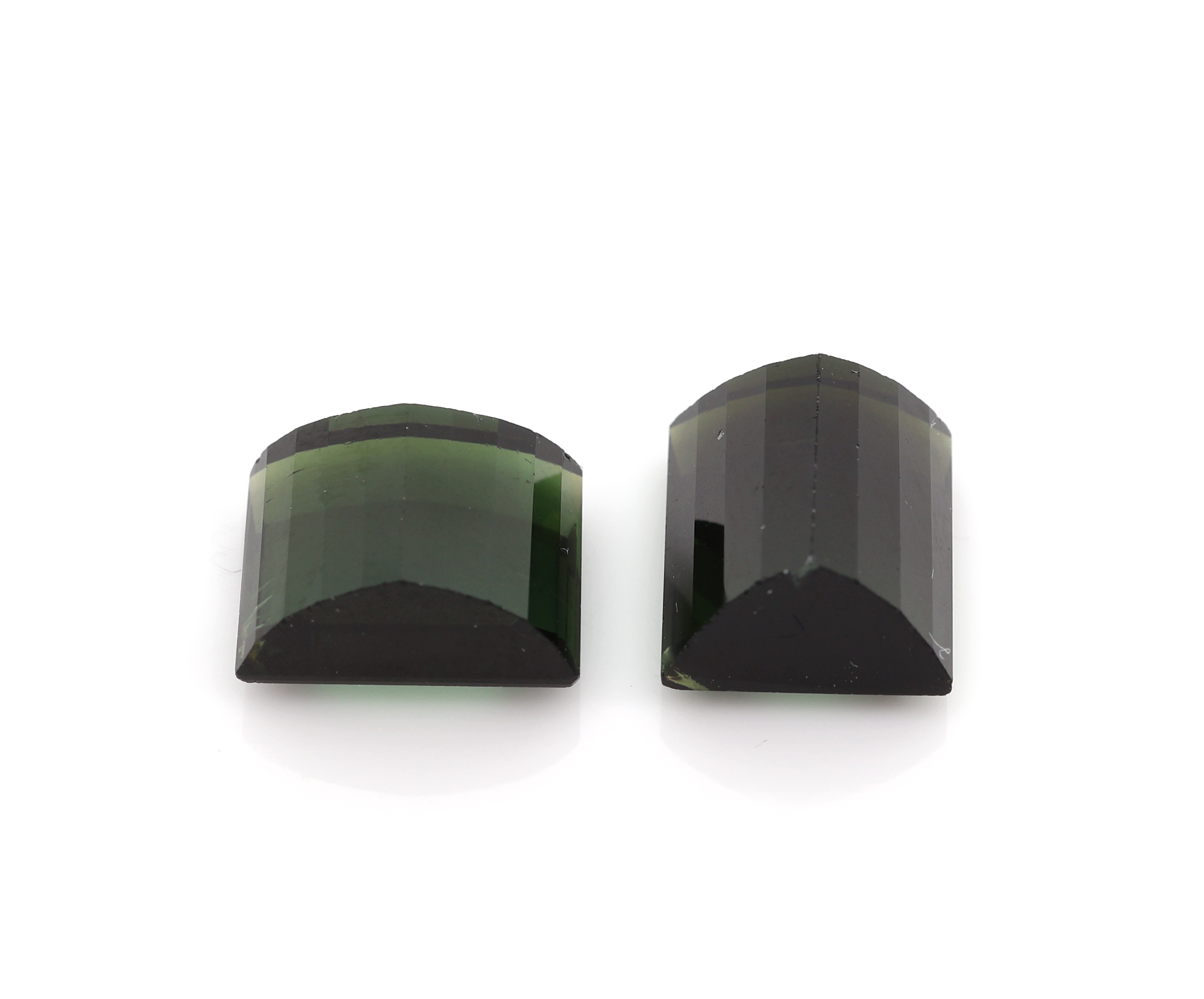 Detail b: 6 lose Turmaline, 1x im Emerald-Cut, ca. 5.27 ct, 1 x im Emerald-Cut ca. 4.64 ct, 1 x im Fantasieschliff, ca. 7.93 ct, 1 x Carree ca. 3.81 ct, 1 x im ...
