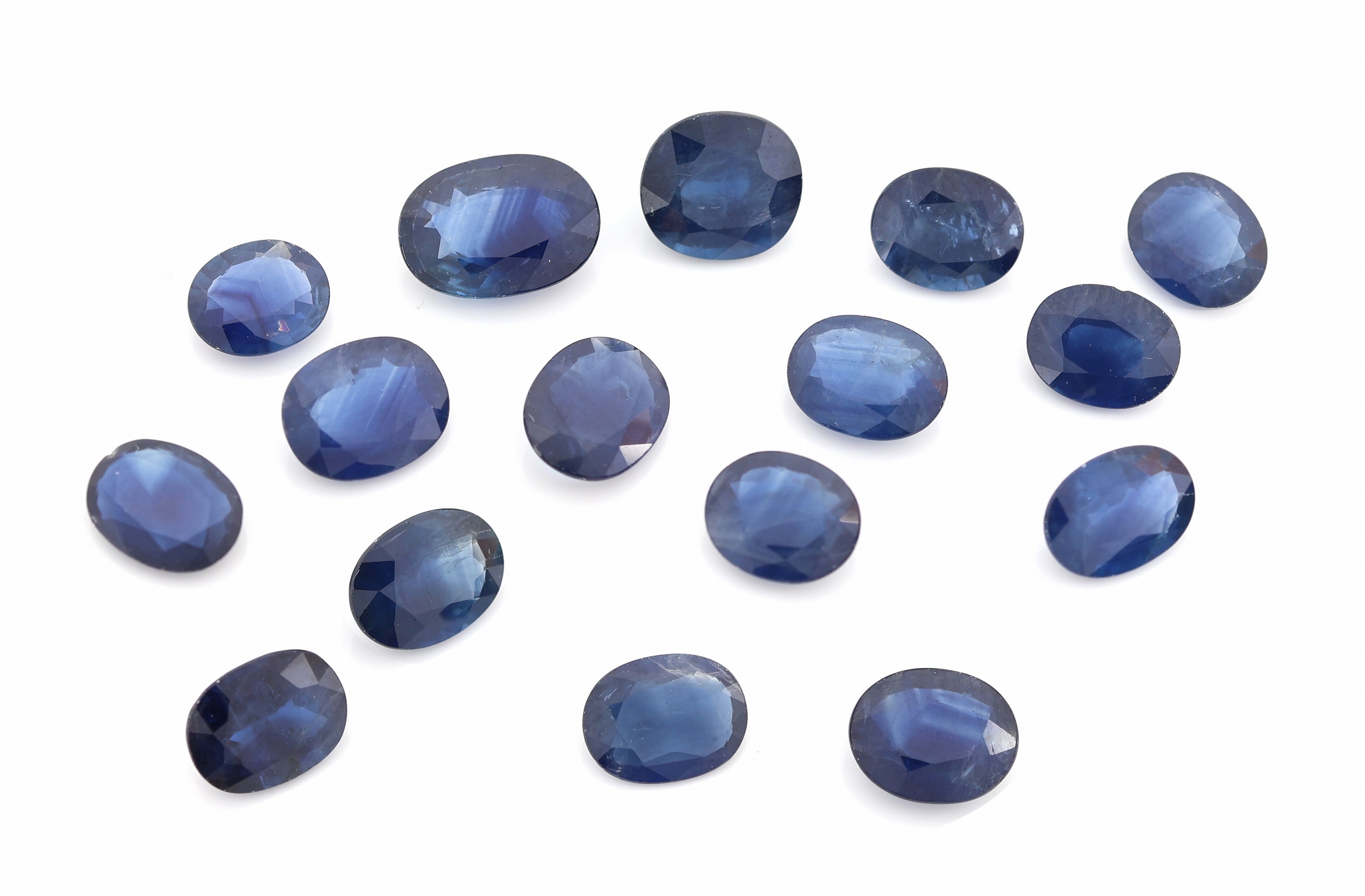 16 lose Saphire, ovalfacett., zus. ca. 40.30 ct
