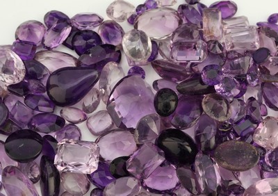 26859279a - Lot lose Amethyste, zus. ca. 730 ct, versch. Schliffformen, Farben und Qualitäten