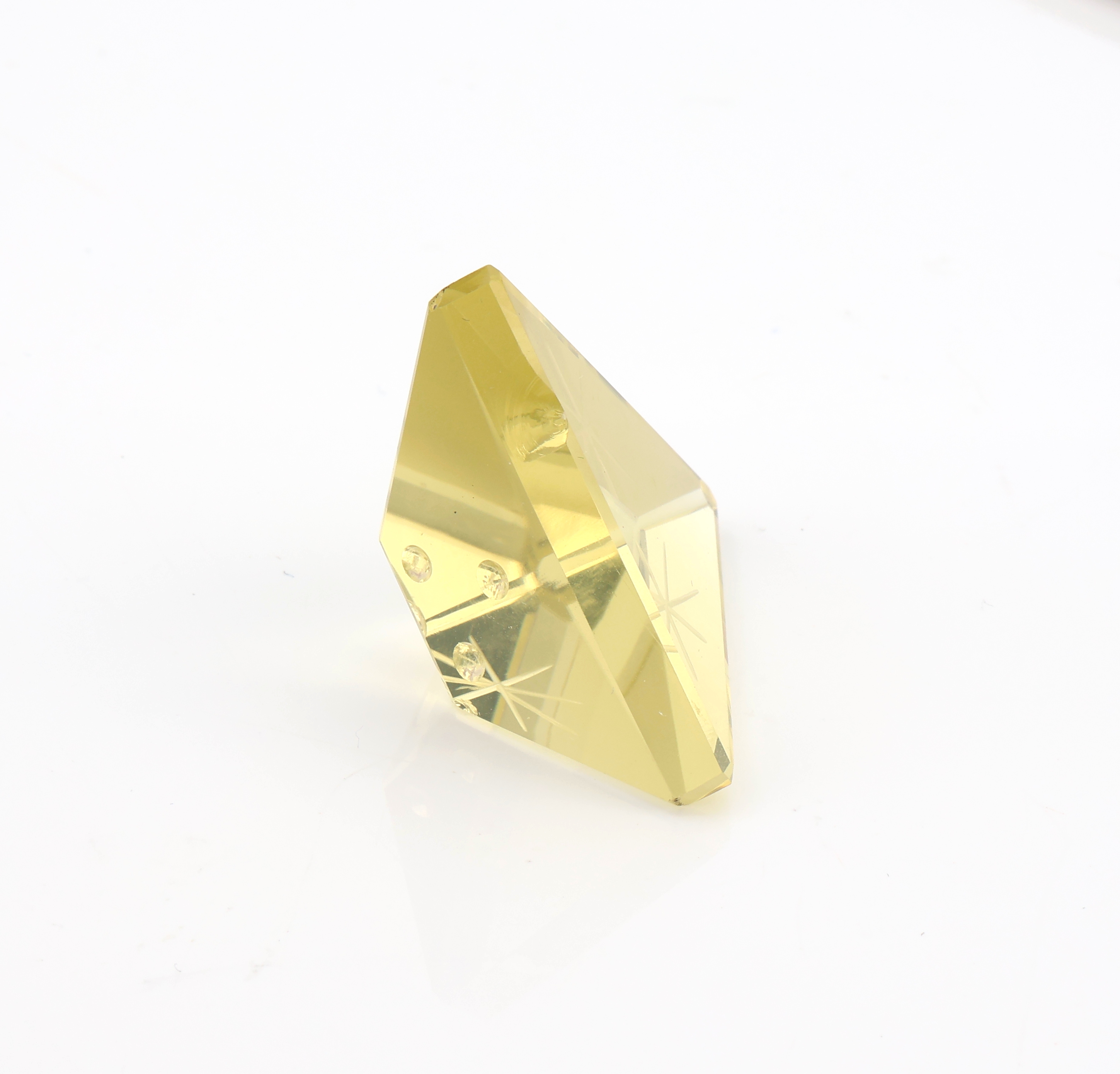 Detail a: Loser Lemoncitrin, ca. 57.22 ct, Triangel mit aufw. eingeschliffen Sternen und Ovalen, sehr ausgefallen