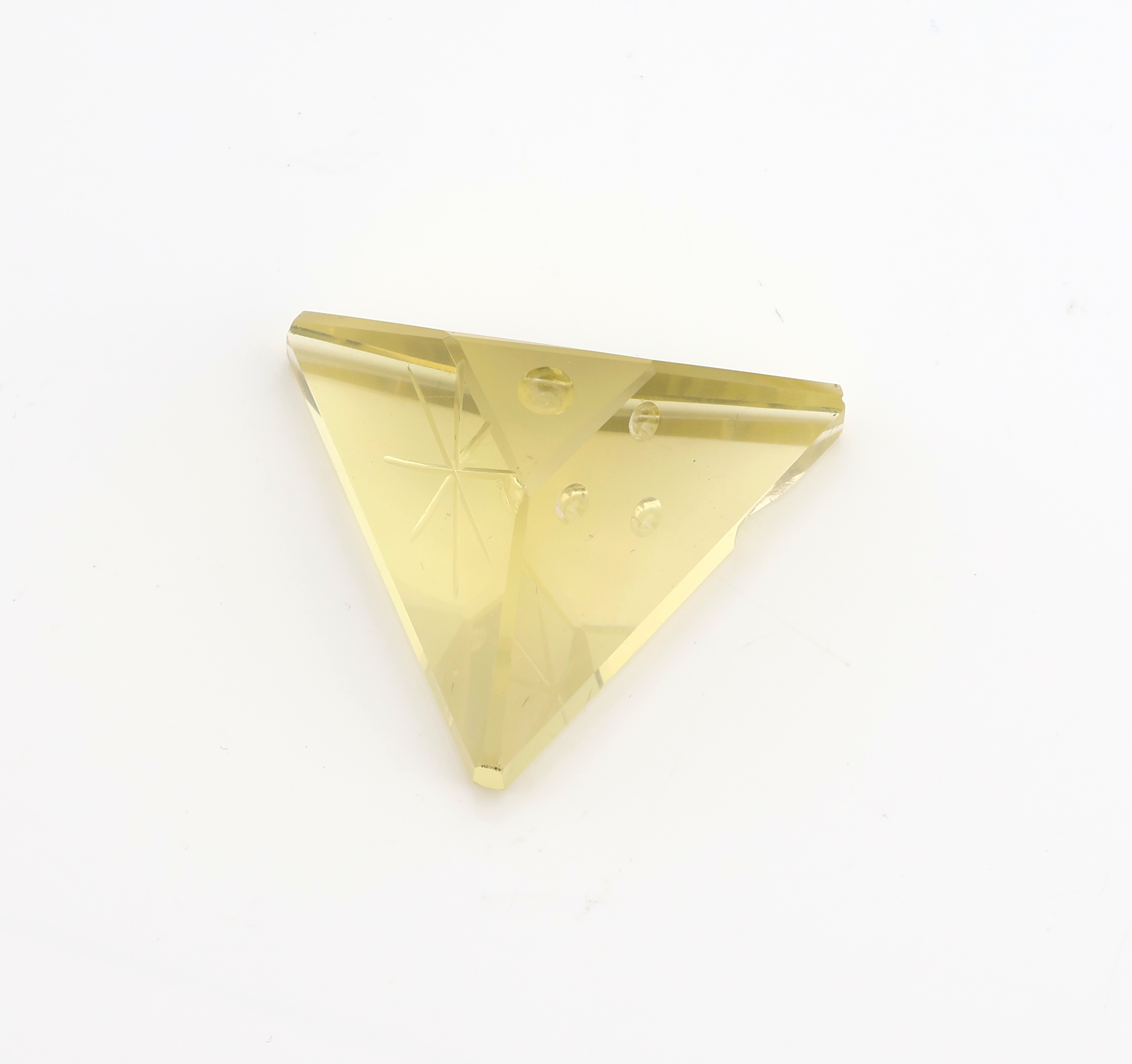 Detail b: Loser Lemoncitrin, ca. 57.22 ct, Triangel mit aufw. eingeschliffen Sternen und Ovalen, sehr ausgefallen