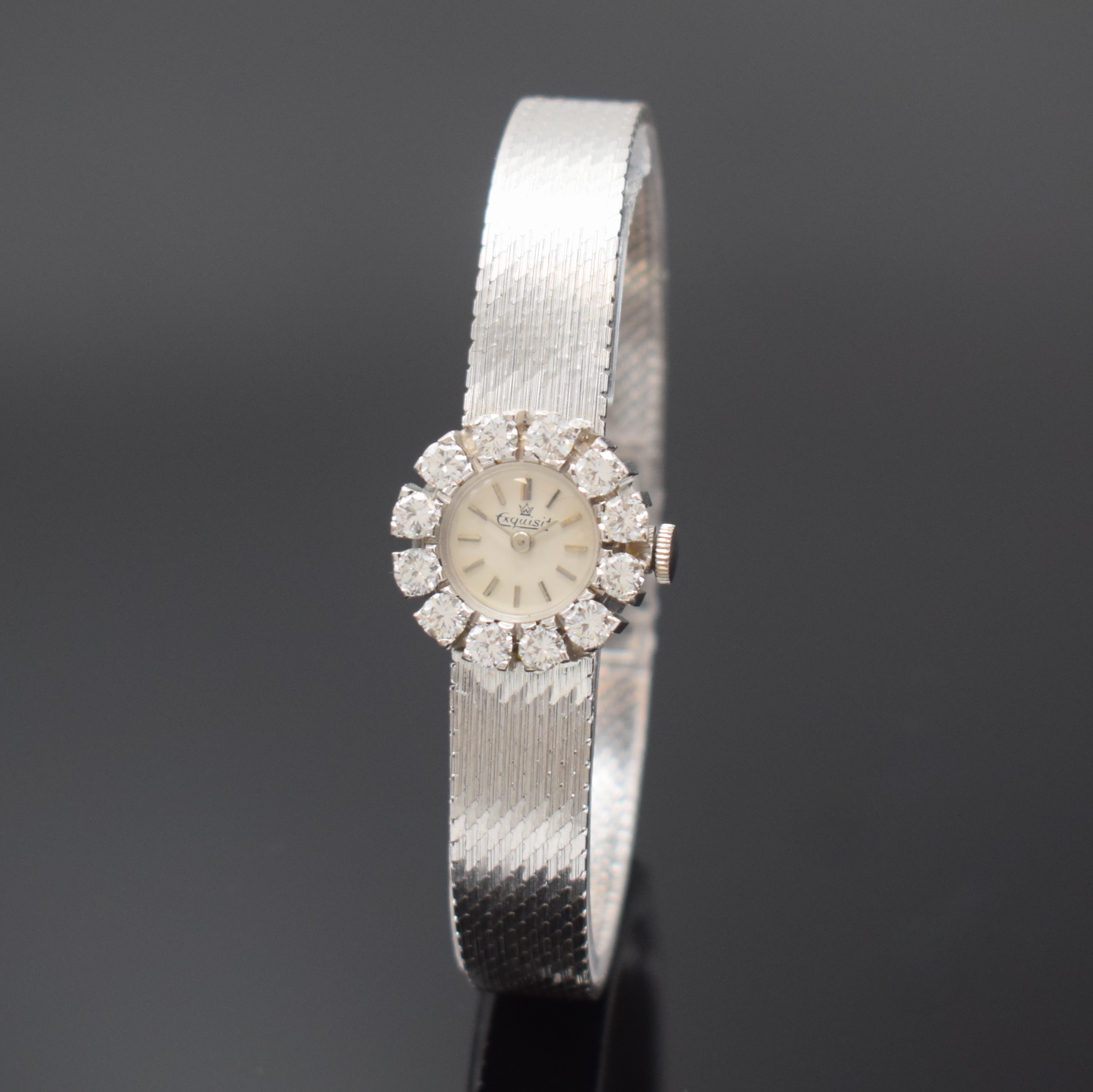 EXQUISIT Damenarmbanduhr in WG 750/000 mit Diamantlünette, Schweiz um 1965, Handaufzug, Boden aufgedr., silb. Zifferbl. m. silb. Std.-Ind. u. ...