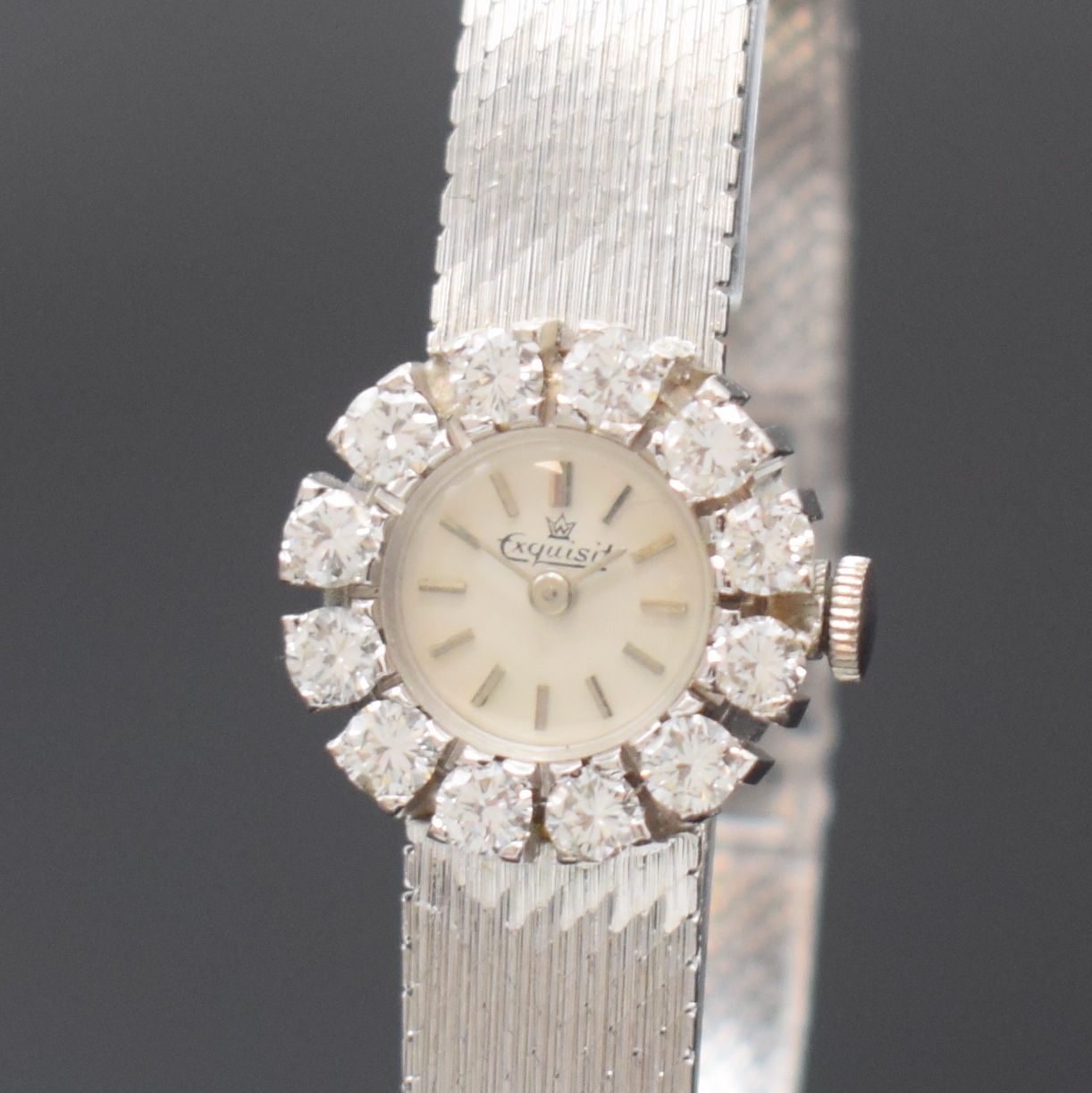 Detail a: EXQUISIT Damenarmbanduhr in WG 750/000 mit Diamantlünette, Schweiz um 1965, Handaufzug, Boden aufgedr., silb. Zifferbl. m. silb. Std.-Ind. u. ...
