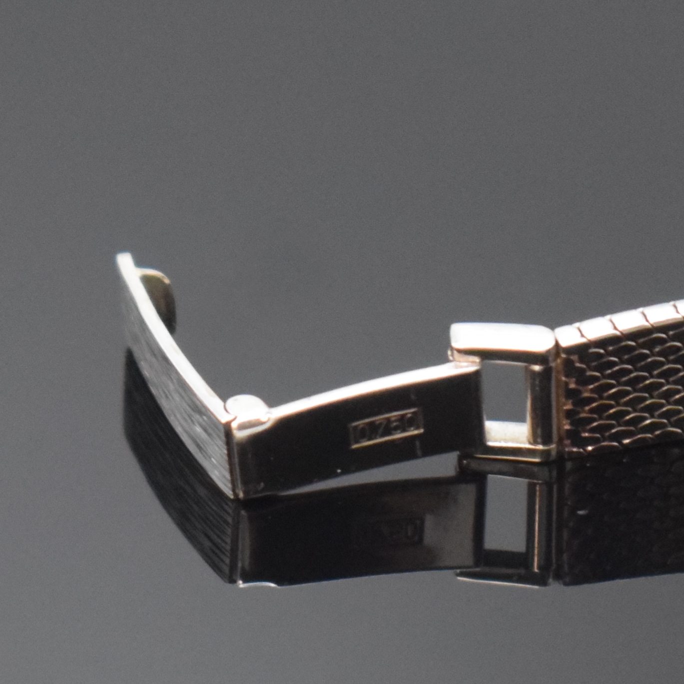 Detail b: EXQUISIT Damenarmbanduhr in WG 750/000 mit Diamantlünette, Schweiz um 1965, Handaufzug, Boden aufgedr., silb. Zifferbl. m. silb. Std.-Ind. u. ...