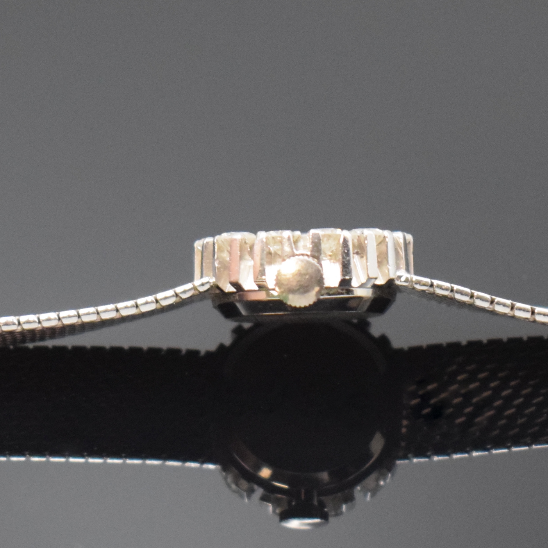 Detail c: EXQUISIT Damenarmbanduhr in WG 750/000 mit Diamantlünette, Schweiz um 1965, Handaufzug, Boden aufgedr., silb. Zifferbl. m. silb. Std.-Ind. u. ...
