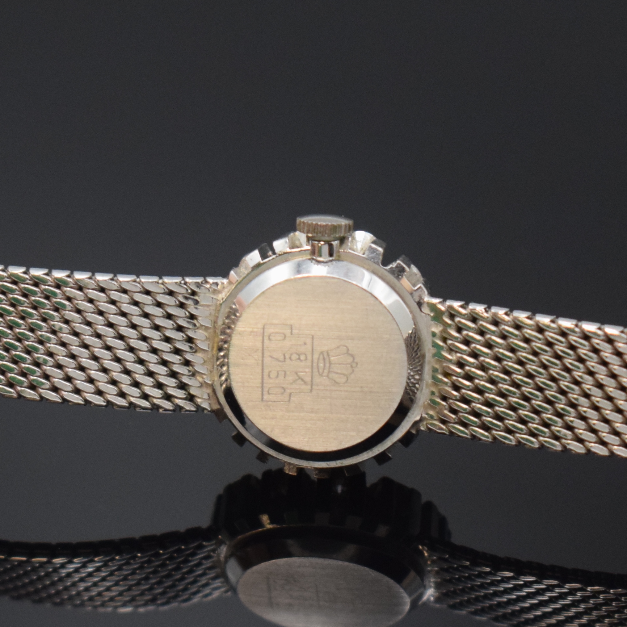 Detail d: EXQUISIT Damenarmbanduhr in WG 750/000 mit Diamantlünette, Schweiz um 1965, Handaufzug, Boden aufgedr., silb. Zifferbl. m. silb. Std.-Ind. u. ...