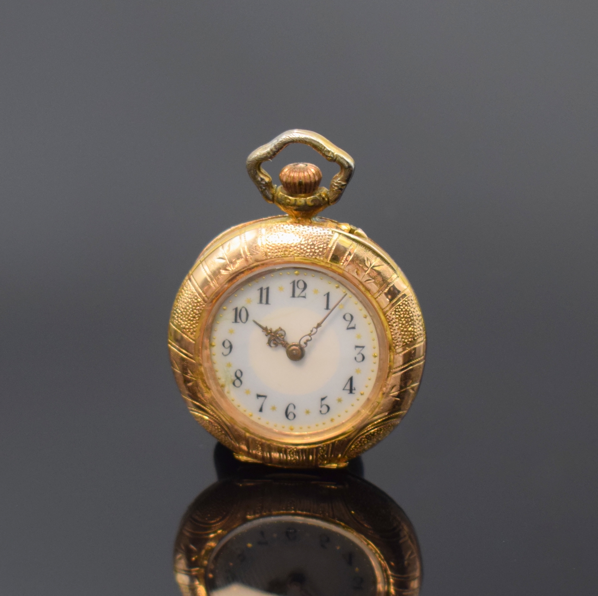 Offene Zylinder-Damentaschenuhr in 14k Gold,Schweiz um 1900, reich grav. 3-farb. Goldgeh. dell., Metallcuvette, 2-farb. Emailzifferbl. m. arab. ...