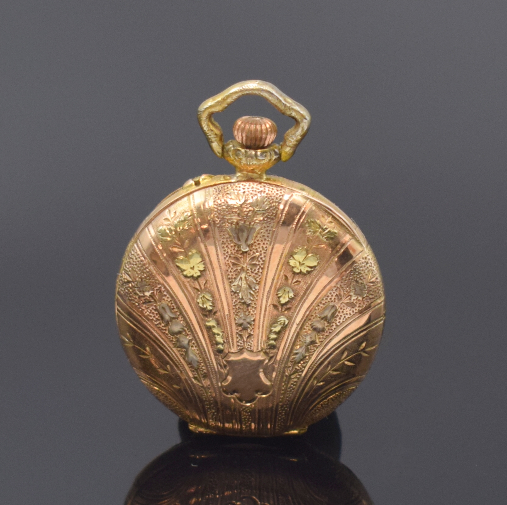 Detail a: Offene Zylinder-Damentaschenuhr in 14k Gold,Schweiz um 1900, reich grav. 3-farb. Goldgeh. dell., Metallcuvette, 2-farb. Emailzifferbl. m. arab. ...