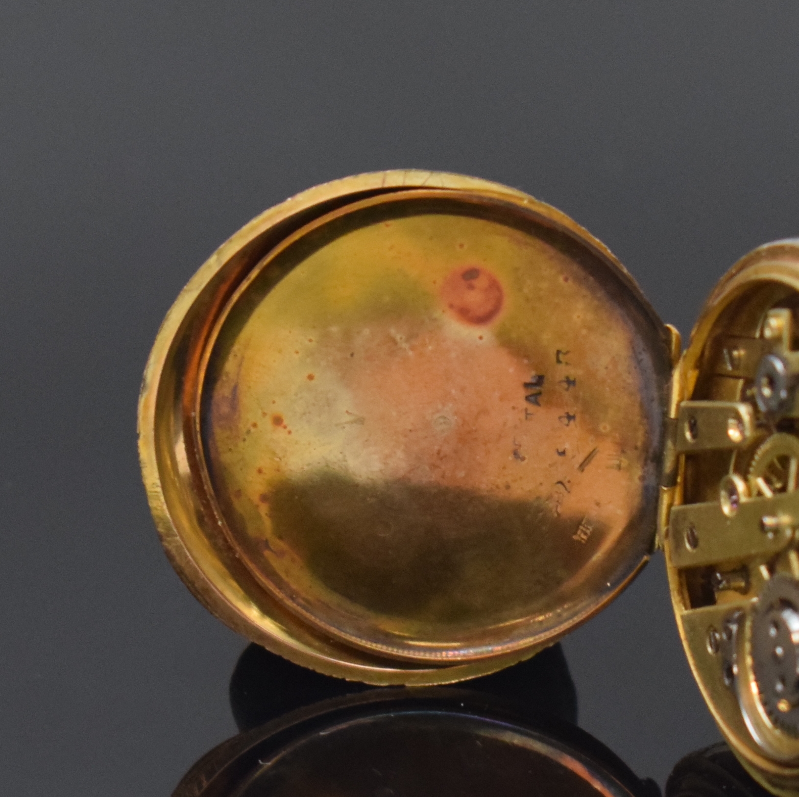Detail d: Offene Zylinder-Damentaschenuhr in 14k Gold,Schweiz um 1900, reich grav. 3-farb. Goldgeh. dell., Metallcuvette, 2-farb. Emailzifferbl. m. arab. ...