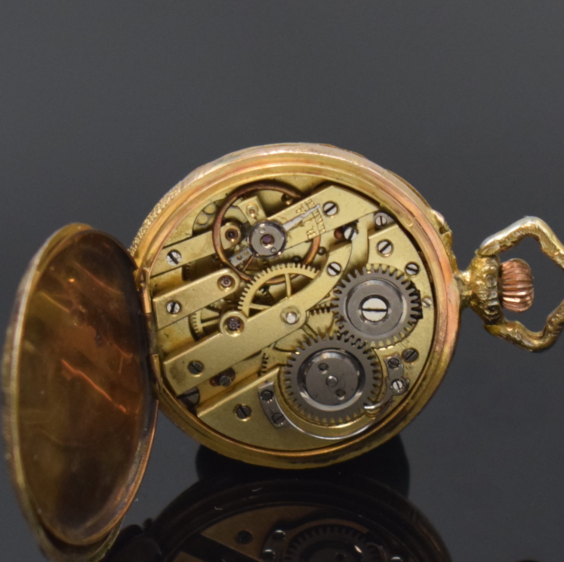 Detail e: Offene Zylinder-Damentaschenuhr in 14k Gold,Schweiz um 1900, reich grav. 3-farb. Goldgeh. dell., Metallcuvette, 2-farb. Emailzifferbl. m. arab. ...