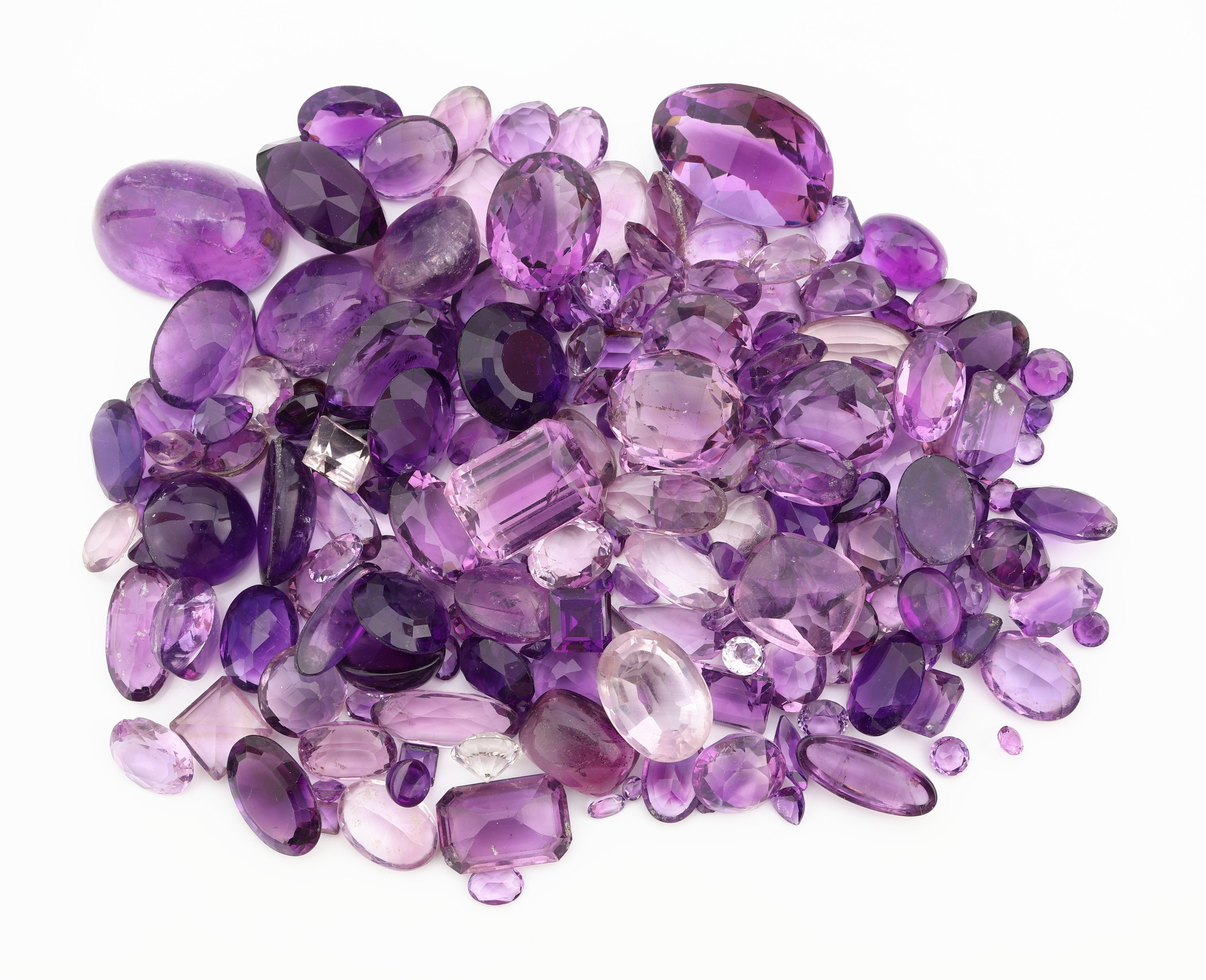 Lot lose Amethyste, zus. ca. 744 ct, versch. Größen, Schliffformen und Qualitäten, z.T. Ausfassware