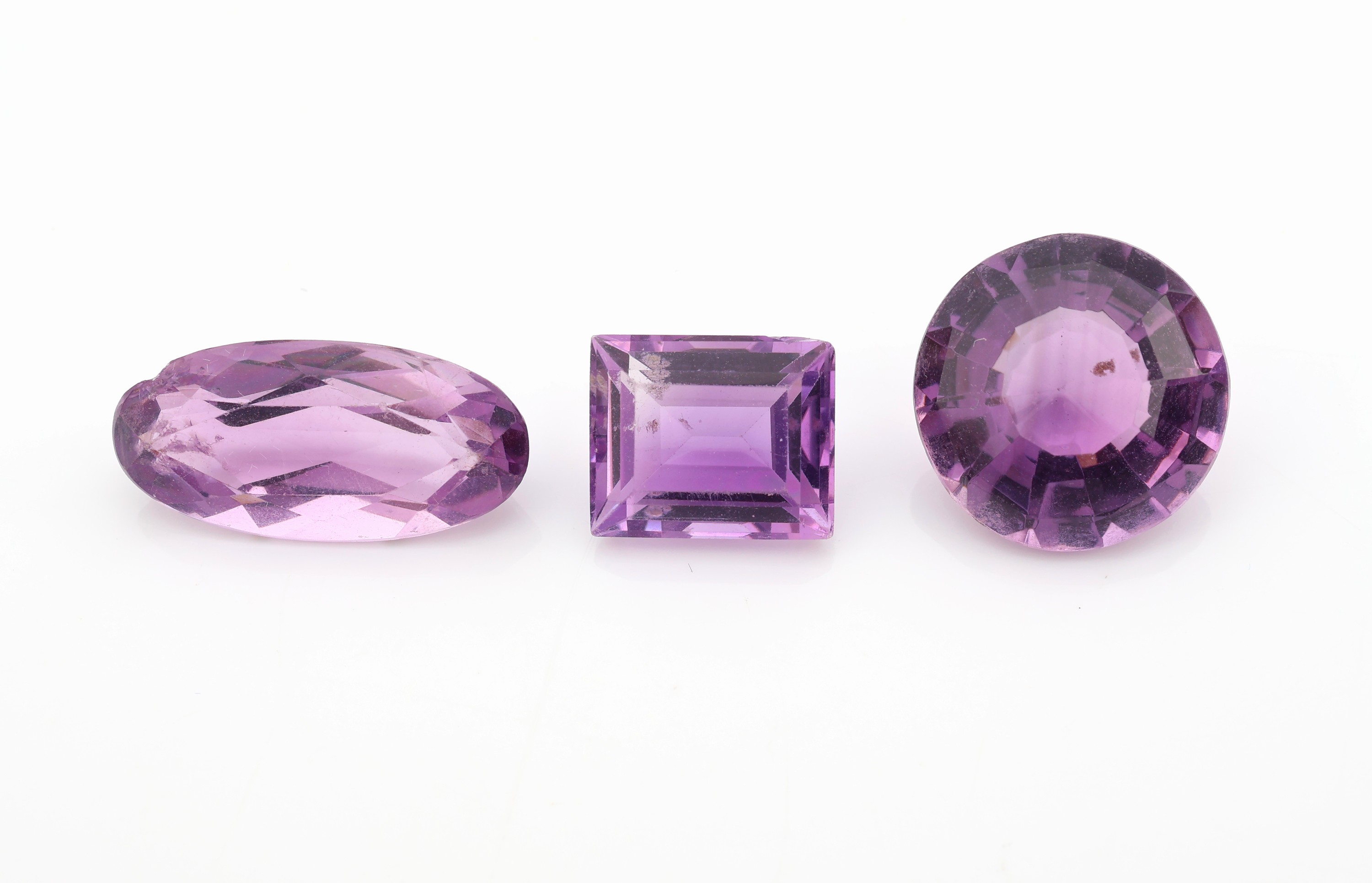 Detail a: Lot lose Amethyste, zus. ca. 744 ct, versch. Größen, Schliffformen und Qualitäten, z.T. Ausfassware