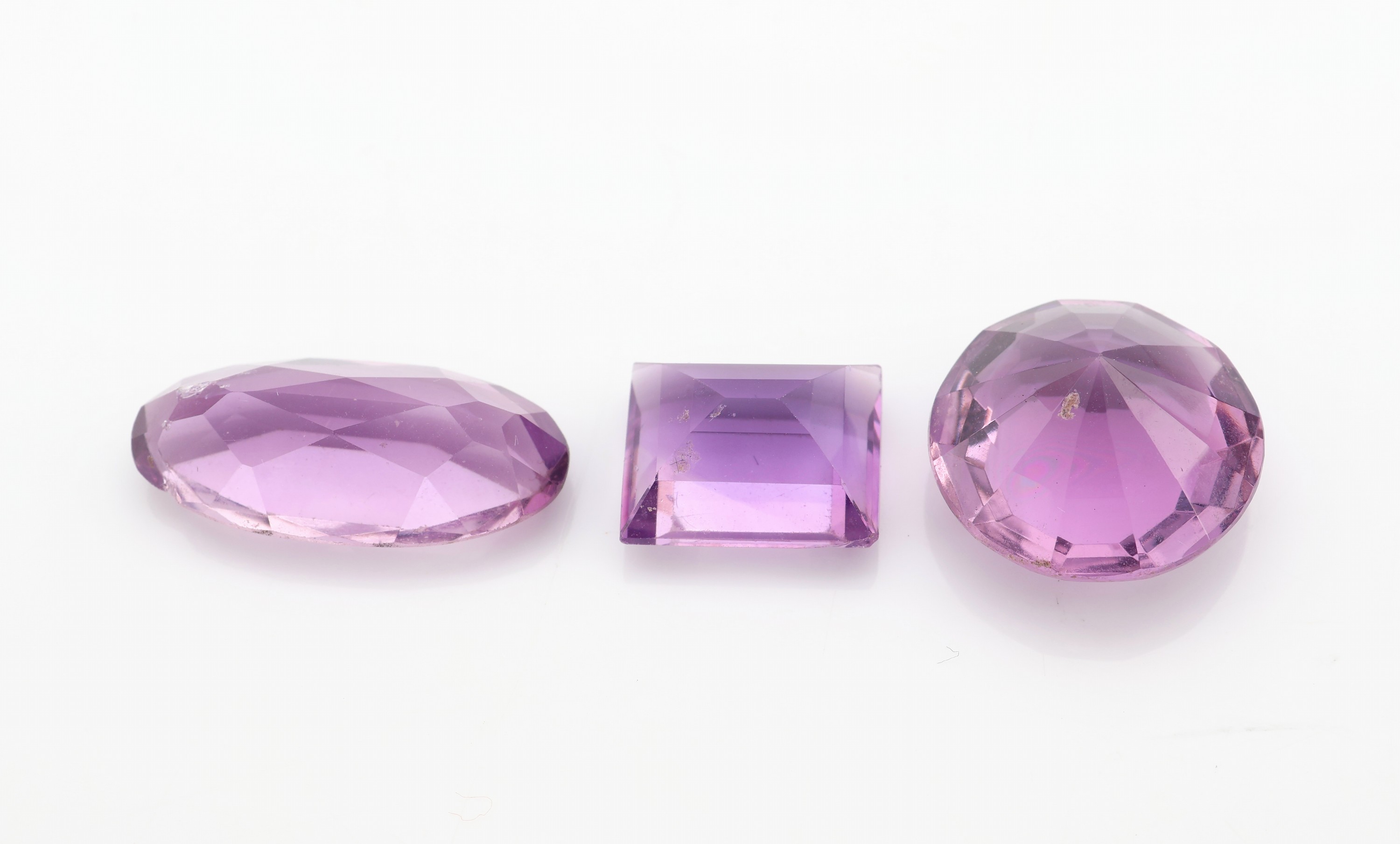 Detail b: Lot lose Amethyste, zus. ca. 744 ct, versch. Größen, Schliffformen und Qualitäten, z.T. Ausfassware
