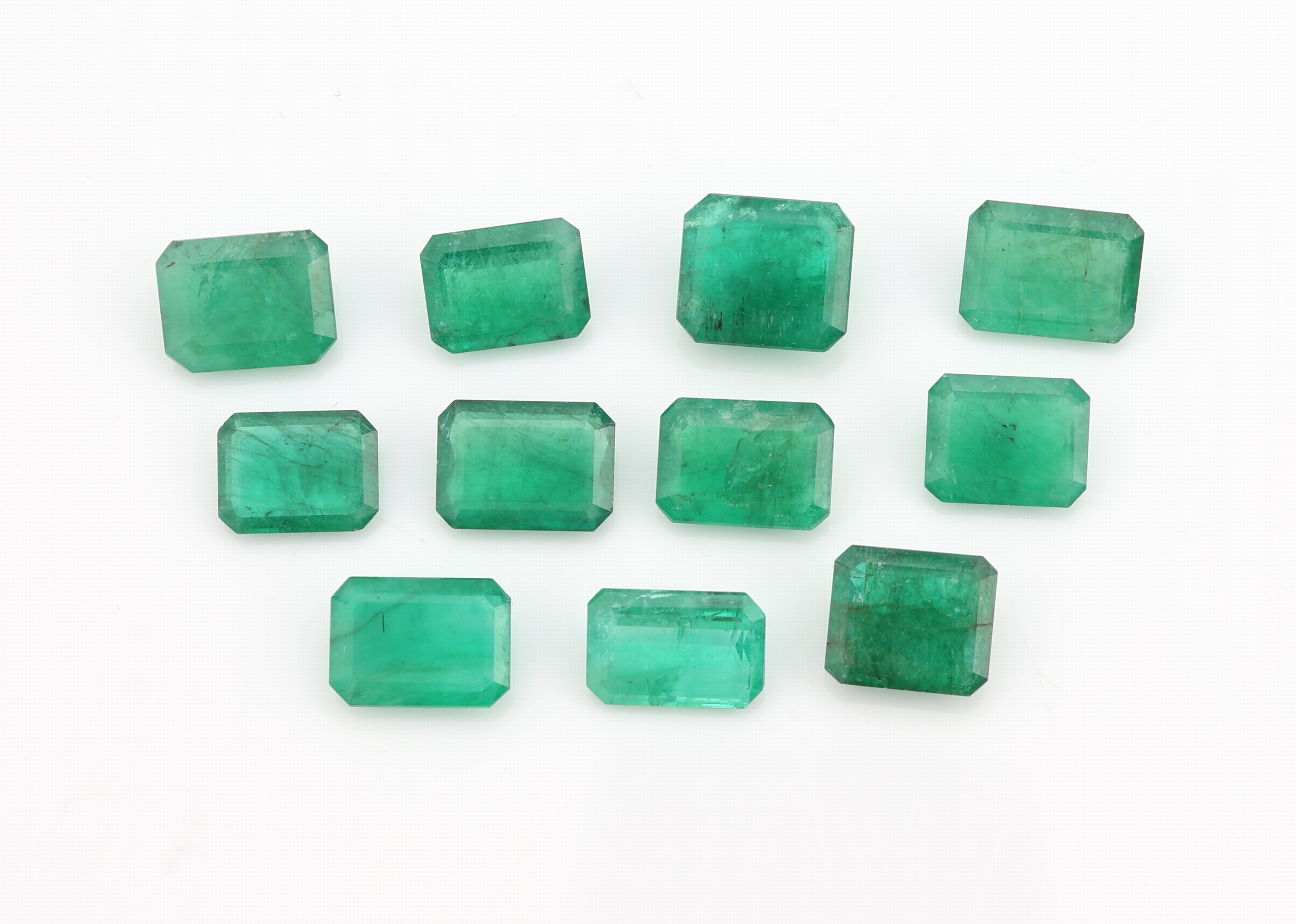 Lot 11 lose Smaragde, im Emerald-Cut, zus. ca. 20.15 ct, versch, Größen, Farben und Qualitäten