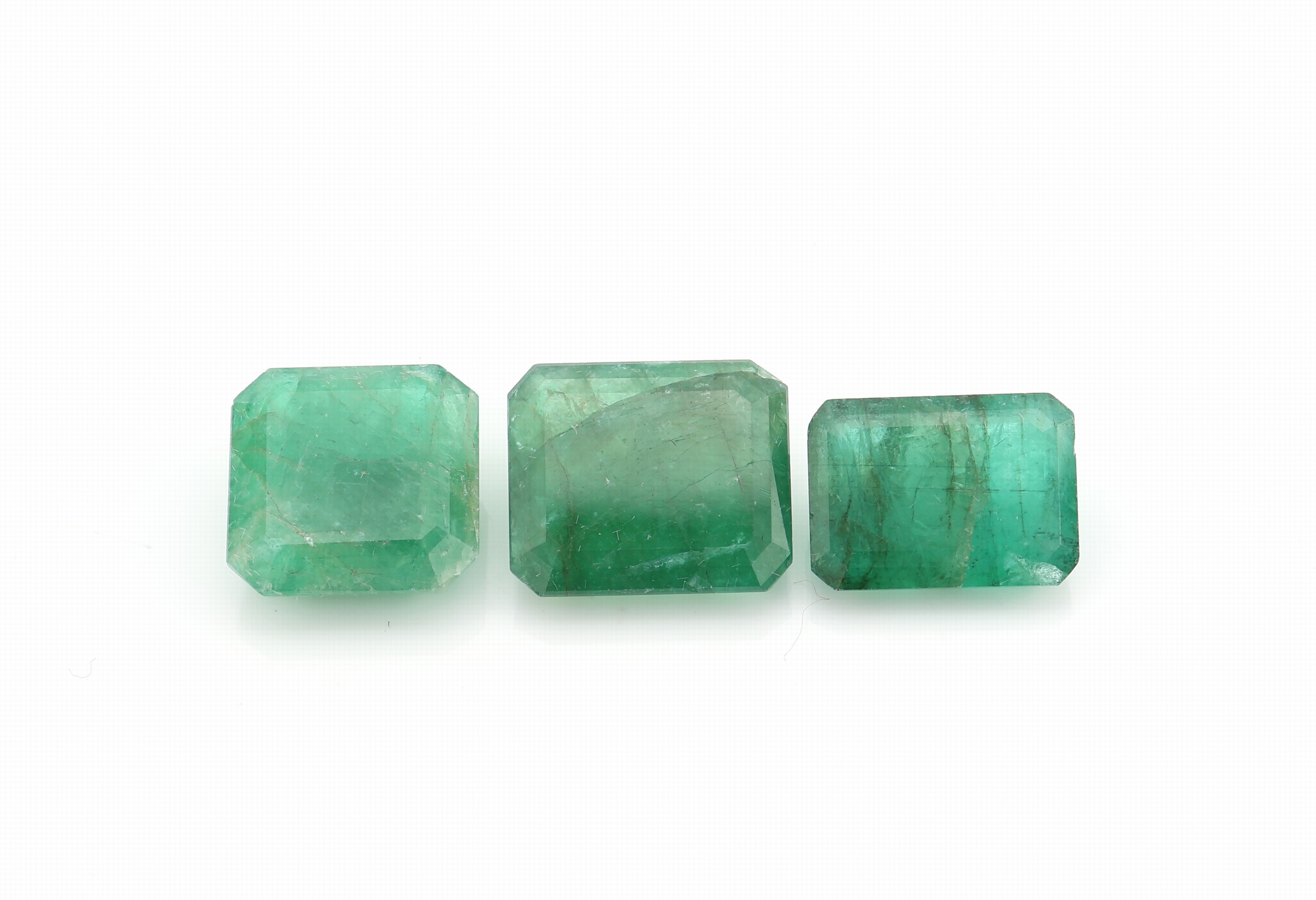 3 lose Smaragde, im Emerald-Cut, 1x ca. 3.7 ct, 1x 4.96 ct, 1x 4.70 ct