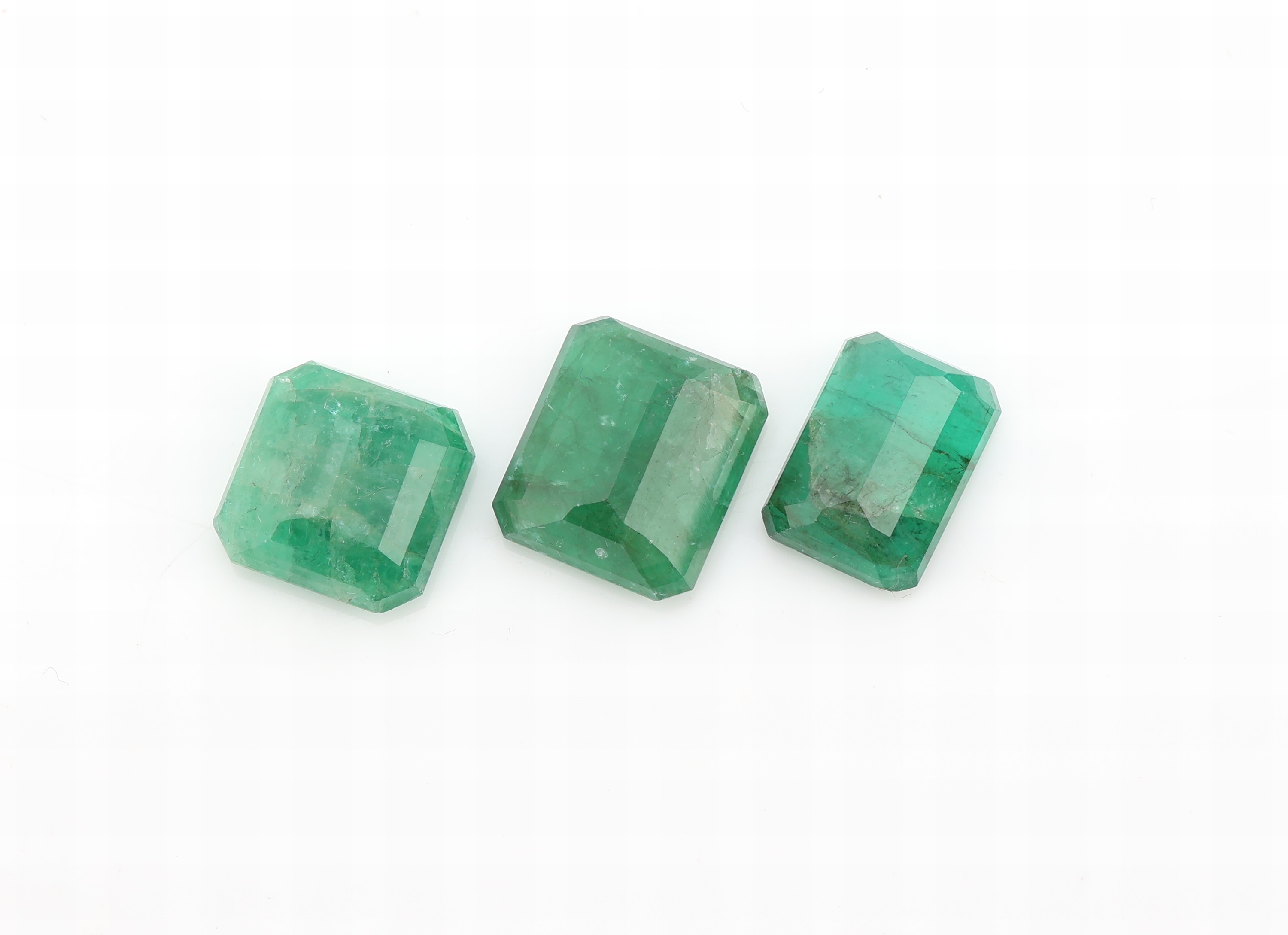 Detail a: 3 lose Smaragde, im Emerald-Cut, 1x ca. 3.7 ct, 1x 4.96 ct, 1x 4.70 ct