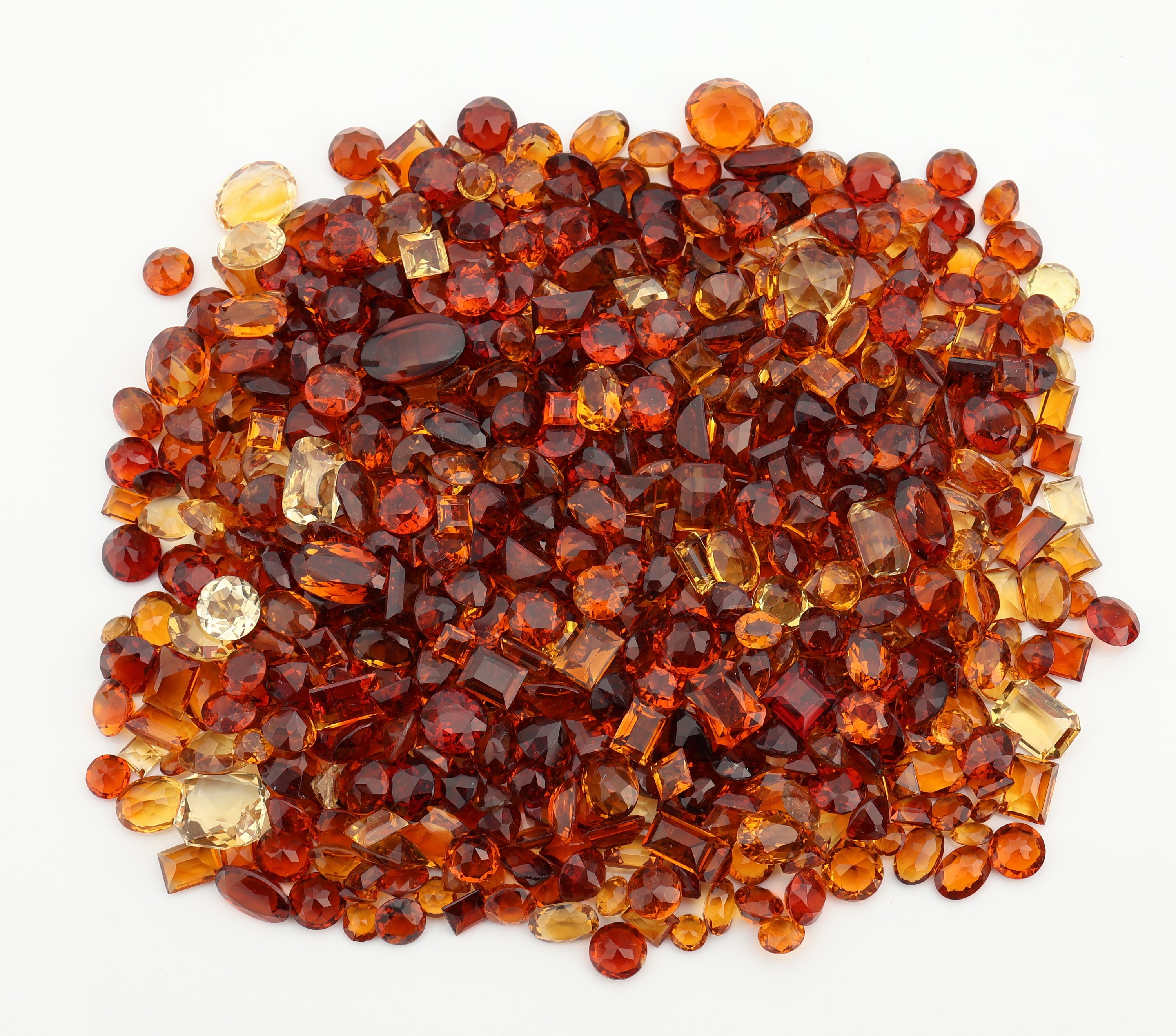 Lot lose Citrine, zus. ca. 725 ct, versch. Größen, Schliffformen und Qualitäten, z.T. Ausfassware