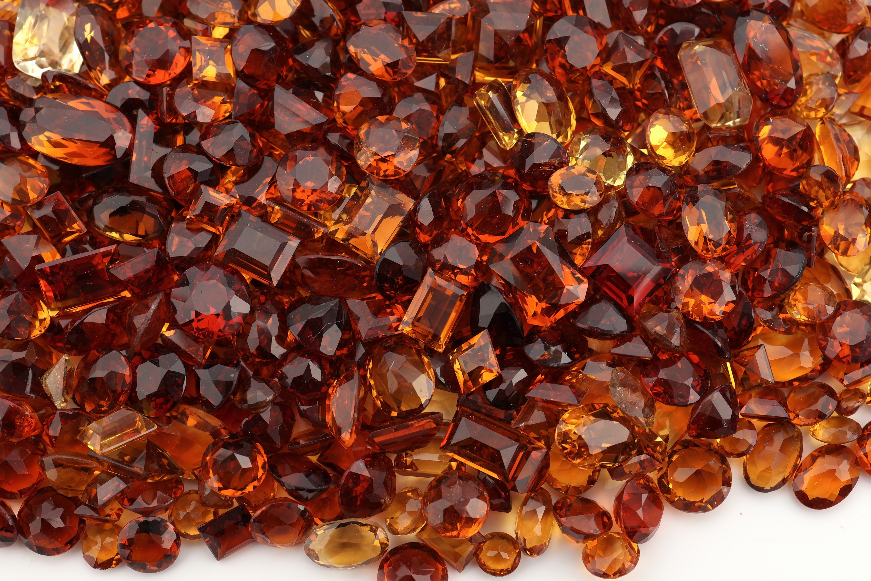 Detail a: Lot lose Citrine, zus. ca. 725 ct, versch. Größen, Schliffformen und Qualitäten, z.T. Ausfassware