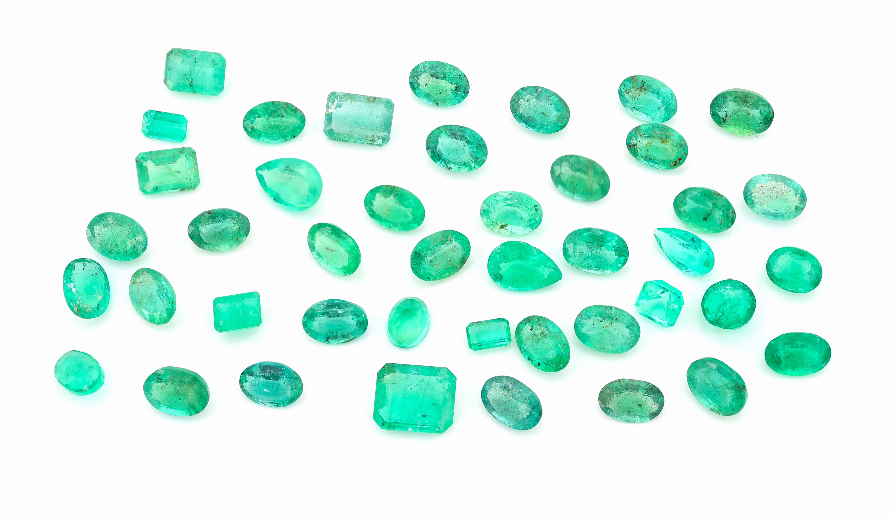 Lot lose Smaragde, zus. ca. 30.69 ct, versch. Größen, Schliffformen und Qualitäten, z.T. Ausfassware