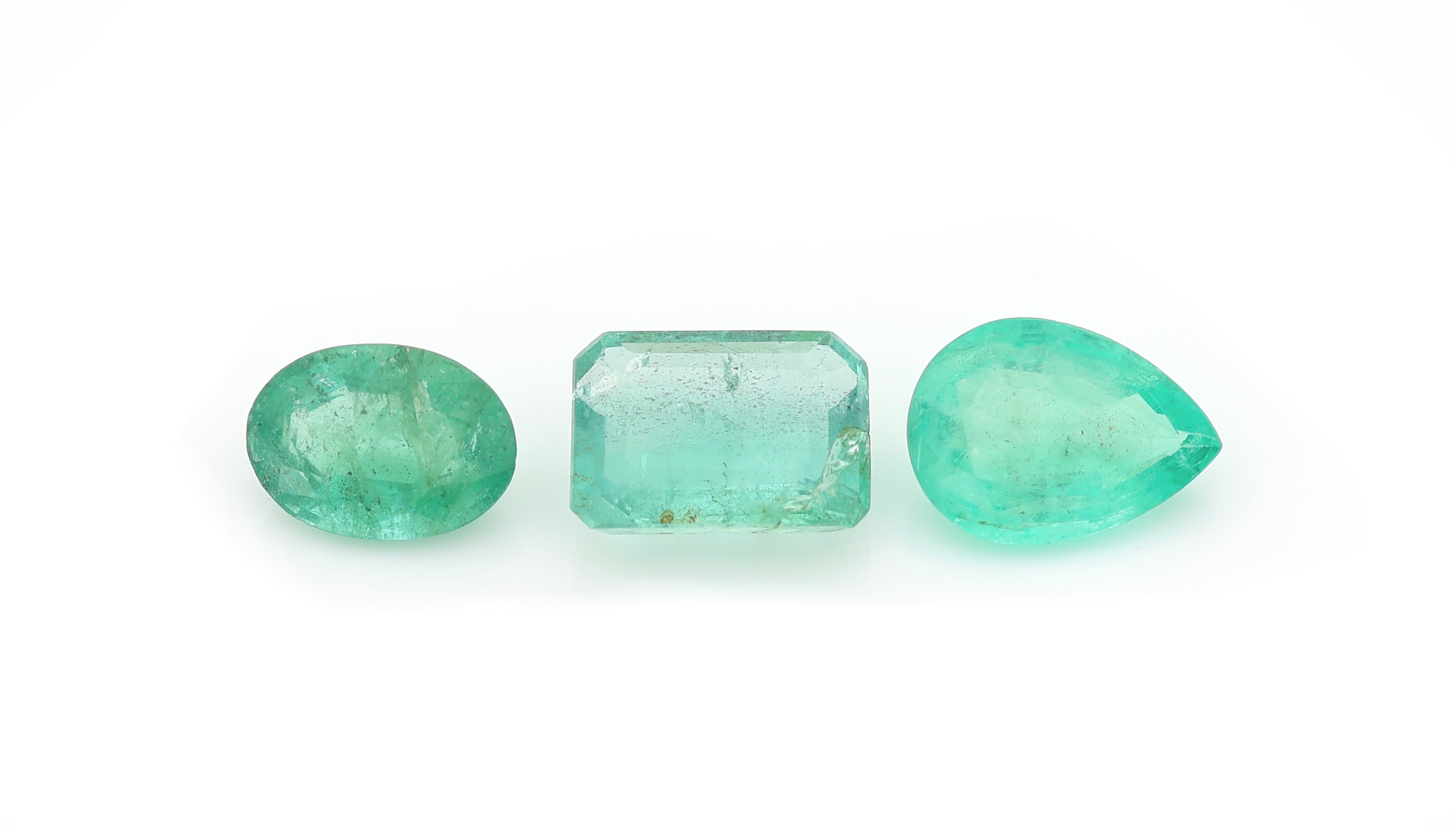 Detail a: Lot lose Smaragde, zus. ca. 30.69 ct, versch. Größen, Schliffformen und Qualitäten, z.T. Ausfassware