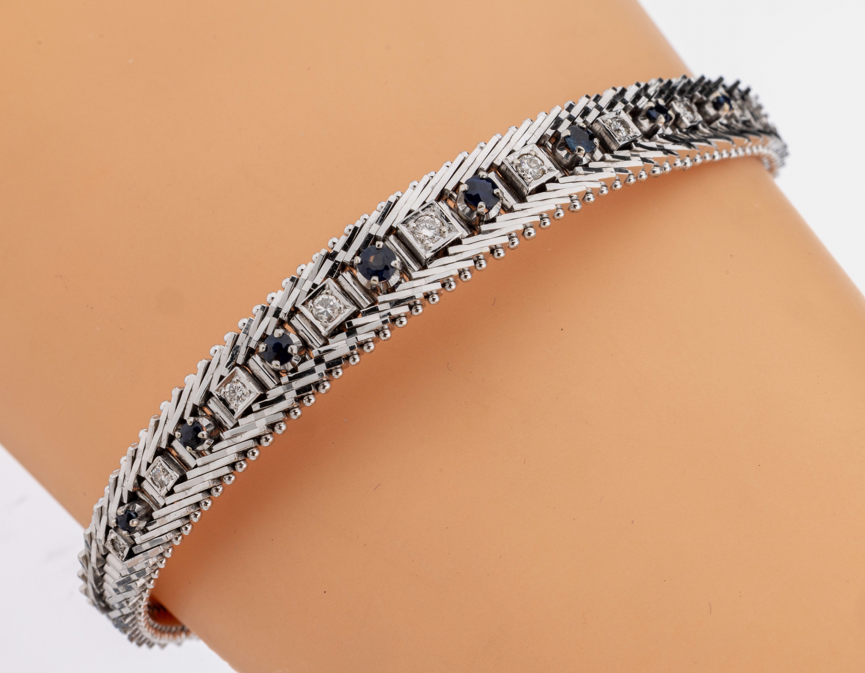 18 kt Gold Brillant-Saphir-Armband, 1970er Jahre, WG 750/000, 9 Brillanten zus. ca. 0.275 ct (grav.) Weiß/p, 8 rundfacett. Saphire zus. ca. 0.35 ...