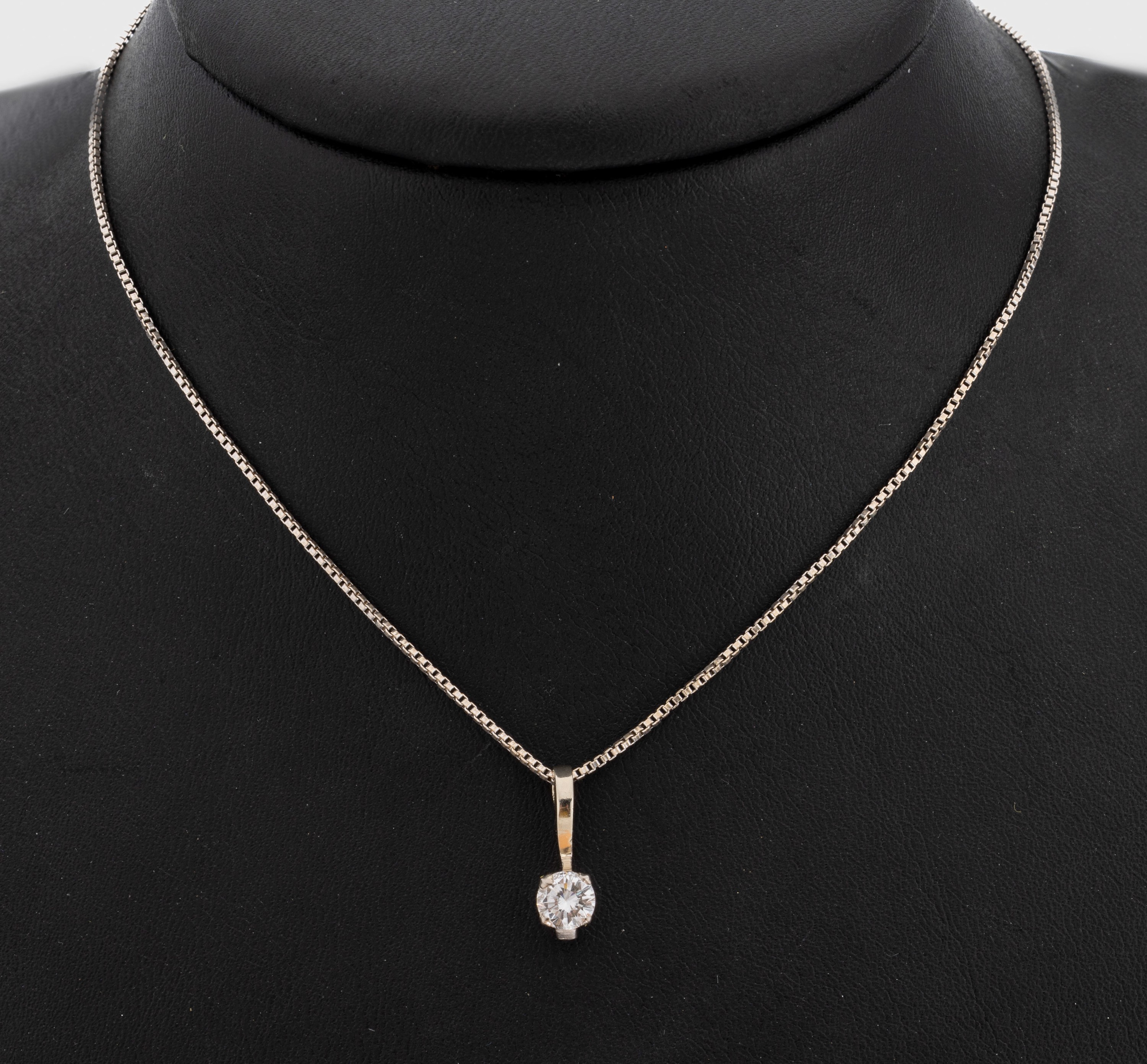 14 kt Gold Brillant-Anhänger, WG 585/000, schlicht, einzelner Brillant ca. 0.50 ct Weiß/si, an Kette, WG 585/000, L. ca. 43 cm, ...