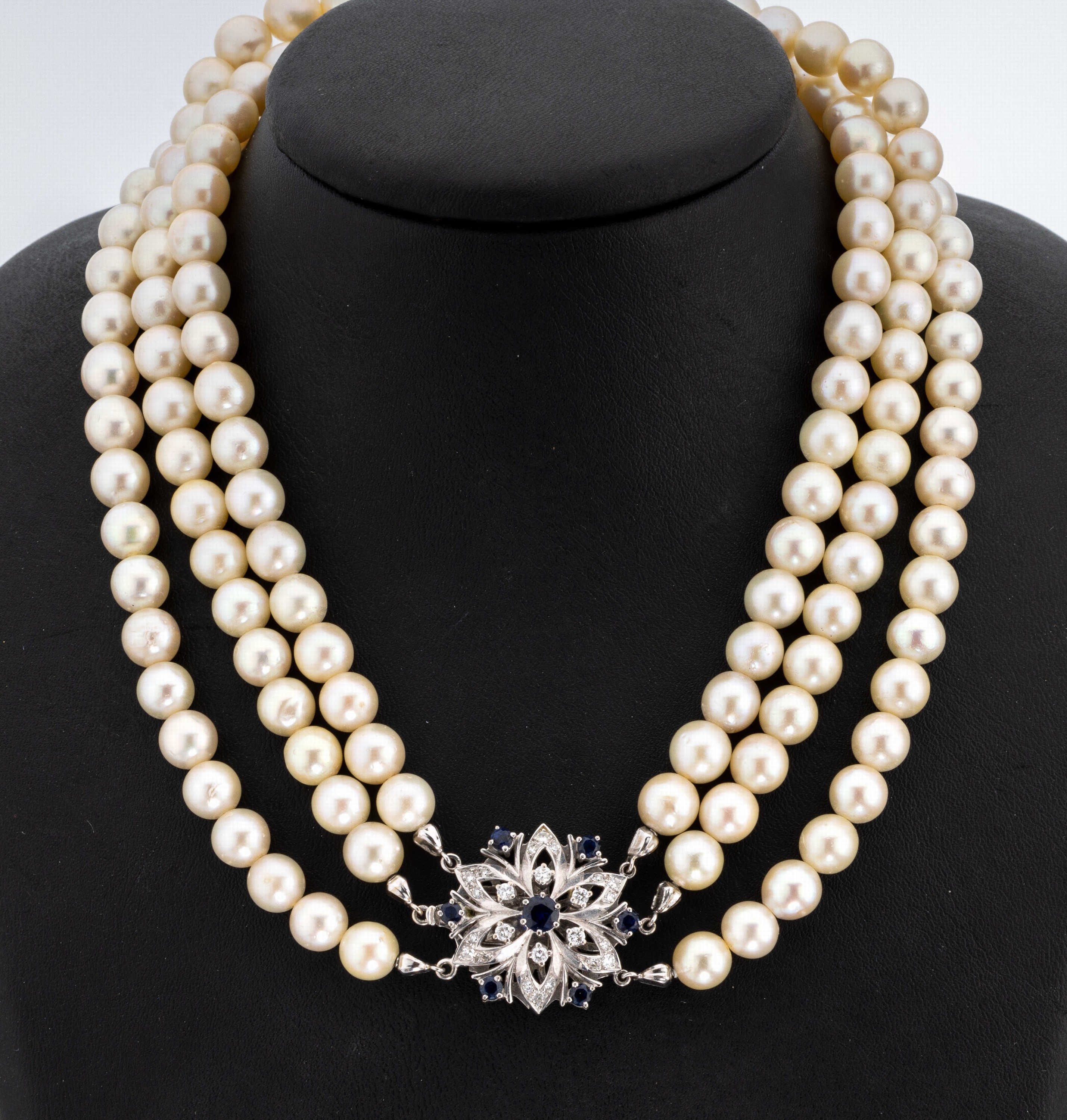 Zuchtperl-Collier mit 18 kt Gold Saphir- Diamant-Schmuckschließe, WG 750/000, 3 -rhg. Akoyazuchtperlen, D. ca. 8 mm, Kastenschloss mit ...