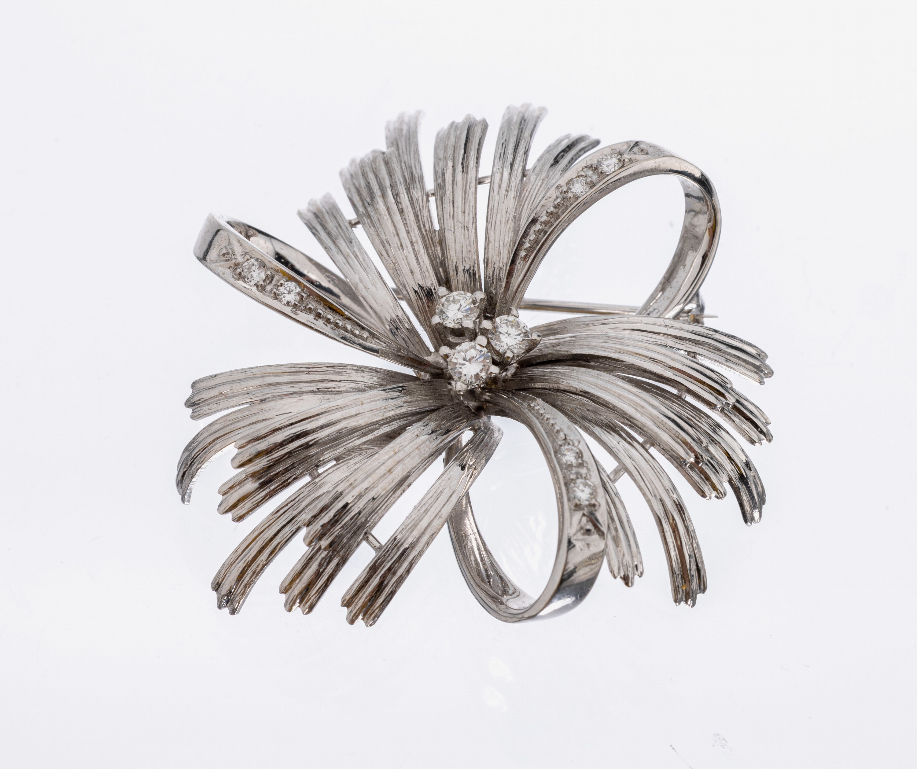 14 kt Gold Brillant-Brosche, WG 585/000, abstrakte Blüte, 9 Brillanten zus. ca. 0.39 ct feines Weiß-Weiß/vs, ca. 3.9 x 3.9 cm, ca. 10.7 g