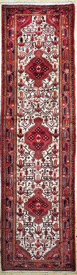 Image 26859358 - Assadabad, Persien, Neuwertig, Wolle auf Baumwolle, ca. 298 x 85 cm Schätzpreis: ...