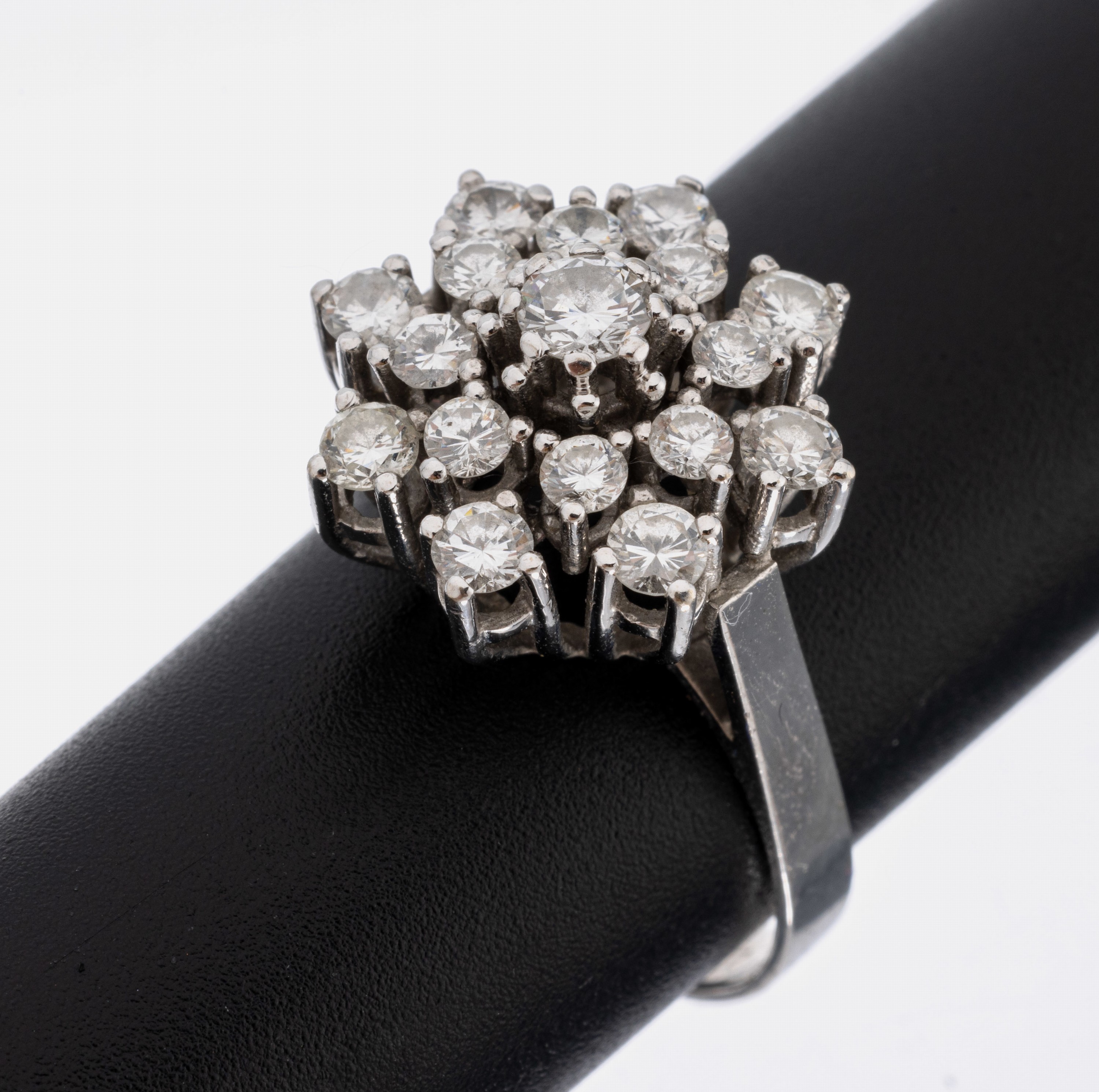 14 kt Gold Brillant-Ring, WG 585/000, Aufbau in mehreren Ebenen, 17 Brillanten zus. ca. 1.33 ct (grav.) Weiß/si, RW 58, ca. 5.1 g