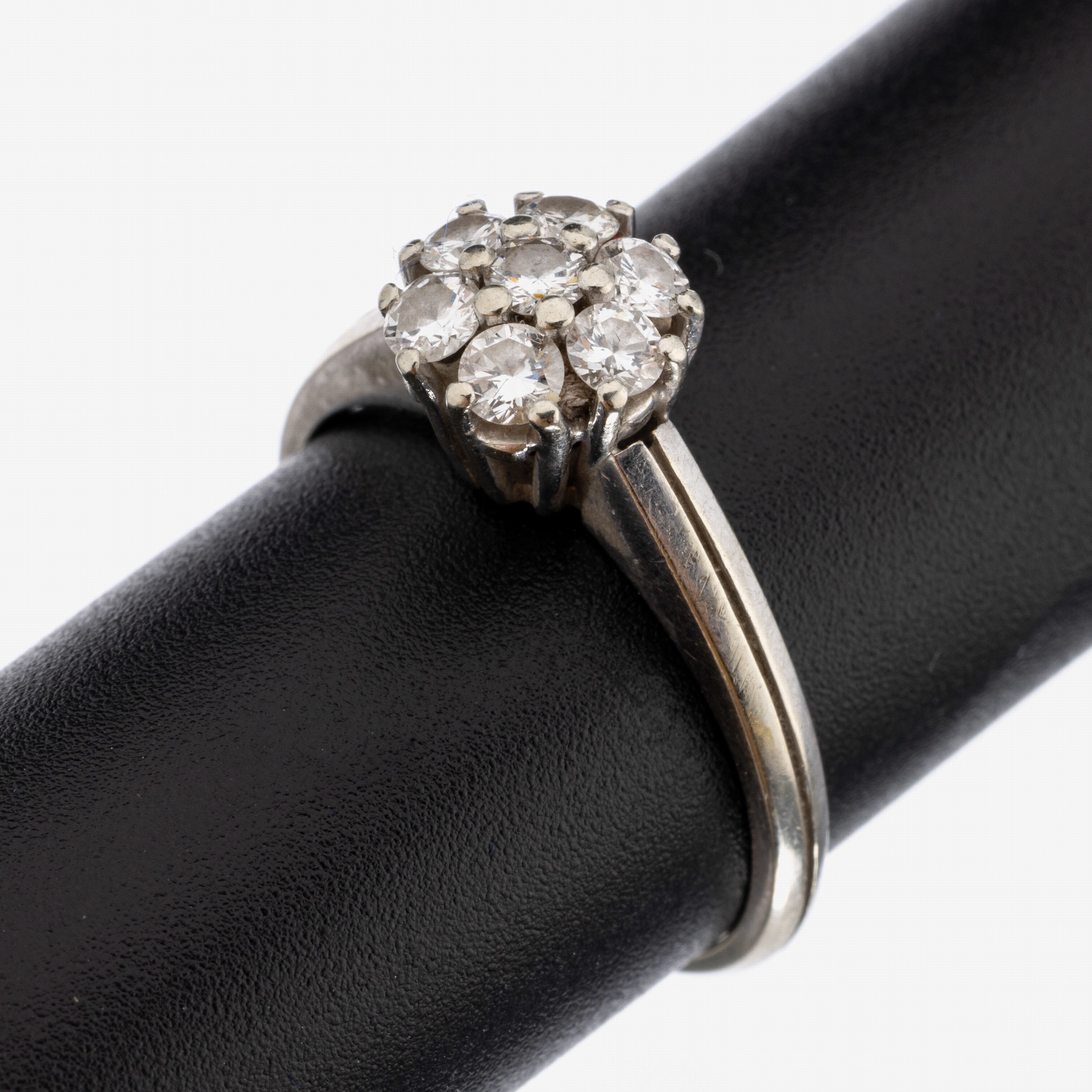 18 kt Gold Brillant-Ring, WG 750/000, runder Ringkopf, 7 Brillanten zus. ca. 0.50 ct Weiß/si, RW 56, ca. 3.8 g