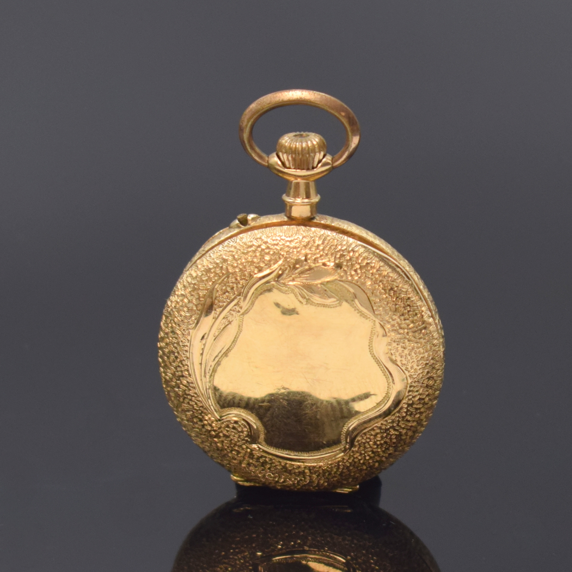 Detail a: Damentaschenuhr in RG 585/000 an vergoldeter Kette, Schweiz um 1905, Geh. l. dell., rücks. m. Monogrammspiegel, Metallcuvette, Emailzifferbl. m. ...
