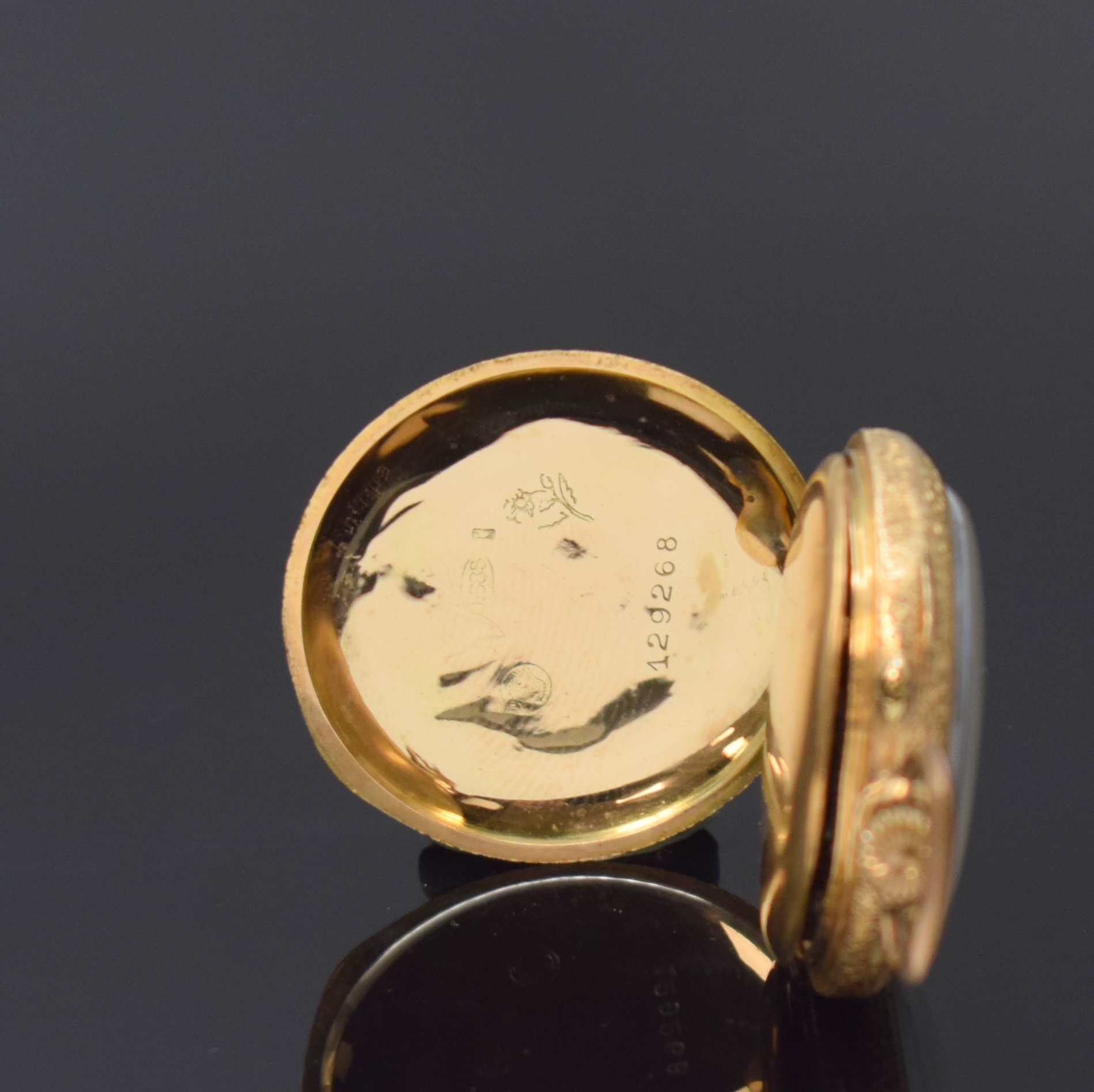 Detail b: Damentaschenuhr in RG 585/000 an vergoldeter Kette, Schweiz um 1905, Geh. l. dell., rücks. m. Monogrammspiegel, Metallcuvette, Emailzifferbl. m. ...