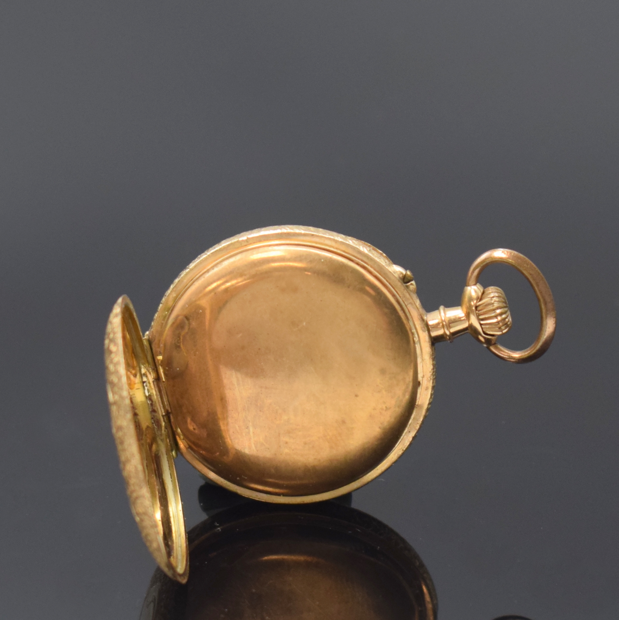 Detail c: Damentaschenuhr in RG 585/000 an vergoldeter Kette, Schweiz um 1905, Geh. l. dell., rücks. m. Monogrammspiegel, Metallcuvette, Emailzifferbl. m. ...