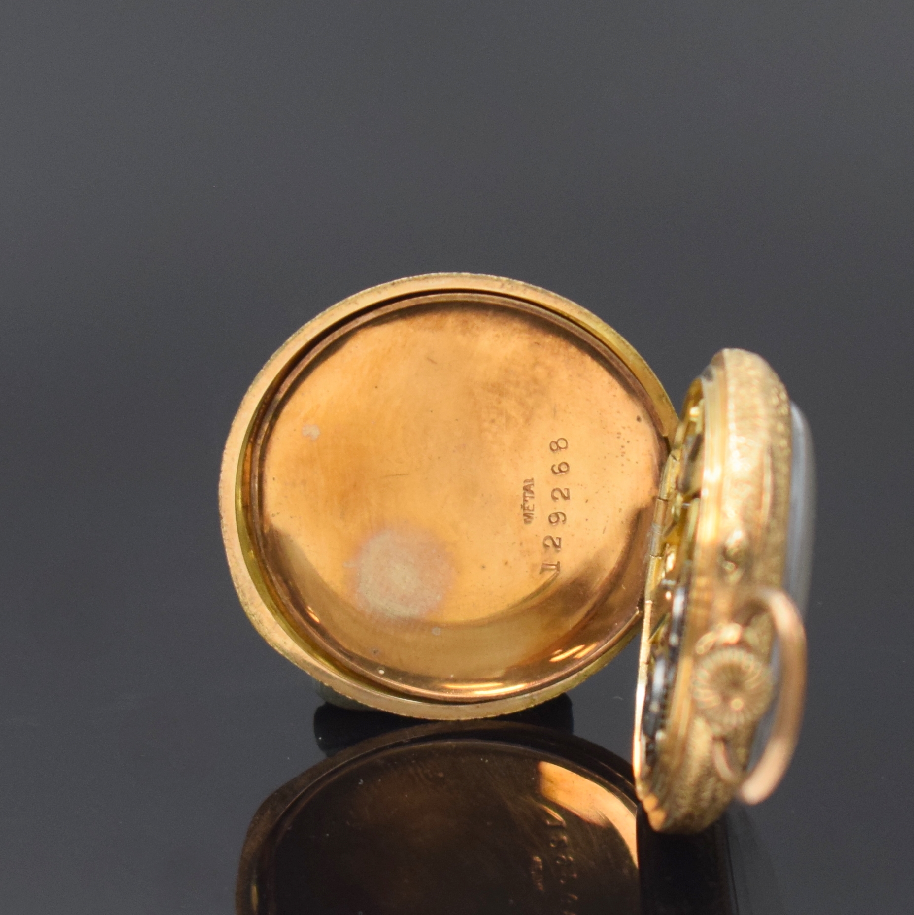 Detail d: Damentaschenuhr in RG 585/000 an vergoldeter Kette, Schweiz um 1905, Geh. l. dell., rücks. m. Monogrammspiegel, Metallcuvette, Emailzifferbl. m. ...