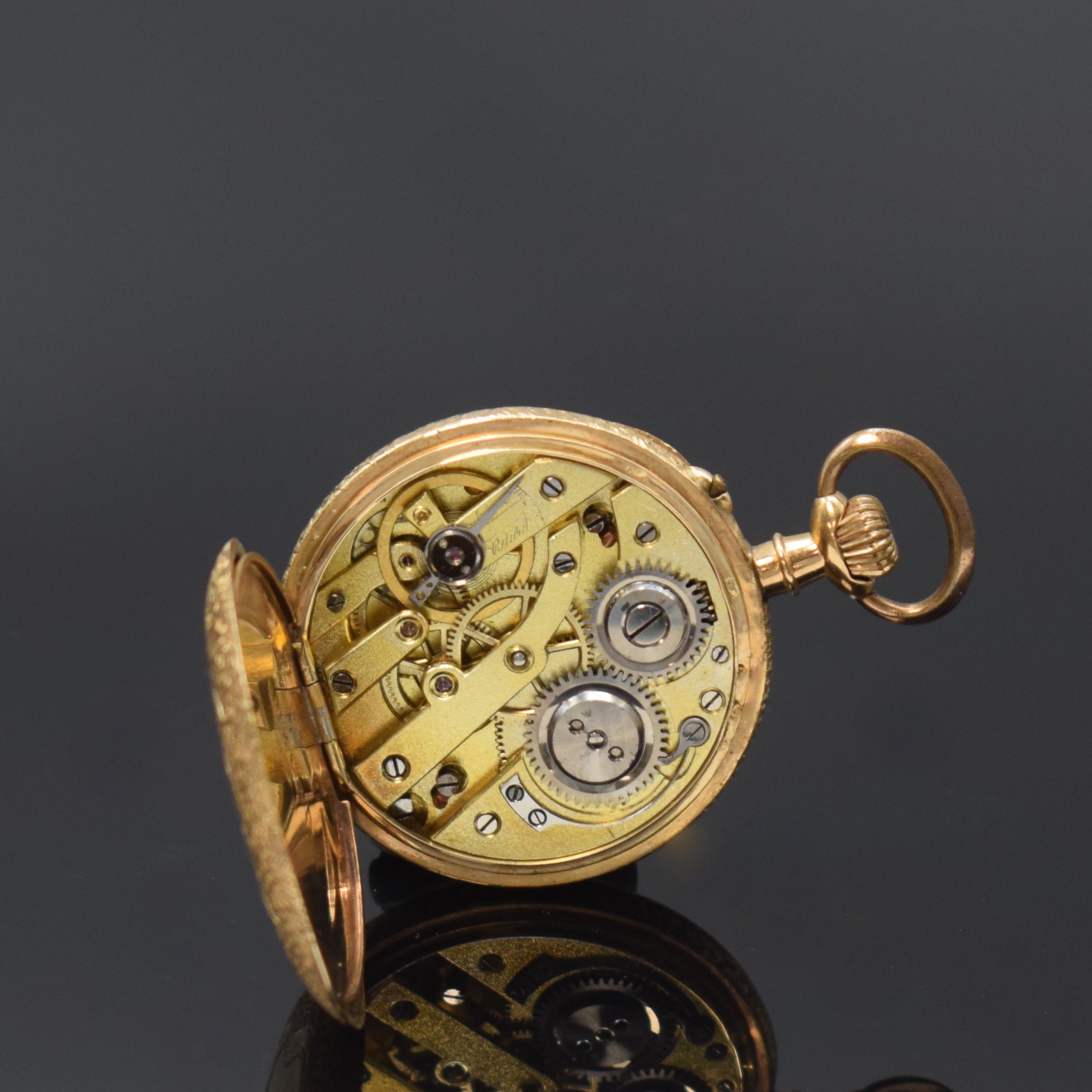 Detail e: Damentaschenuhr in RG 585/000 an vergoldeter Kette, Schweiz um 1905, Geh. l. dell., rücks. m. Monogrammspiegel, Metallcuvette, Emailzifferbl. m. ...