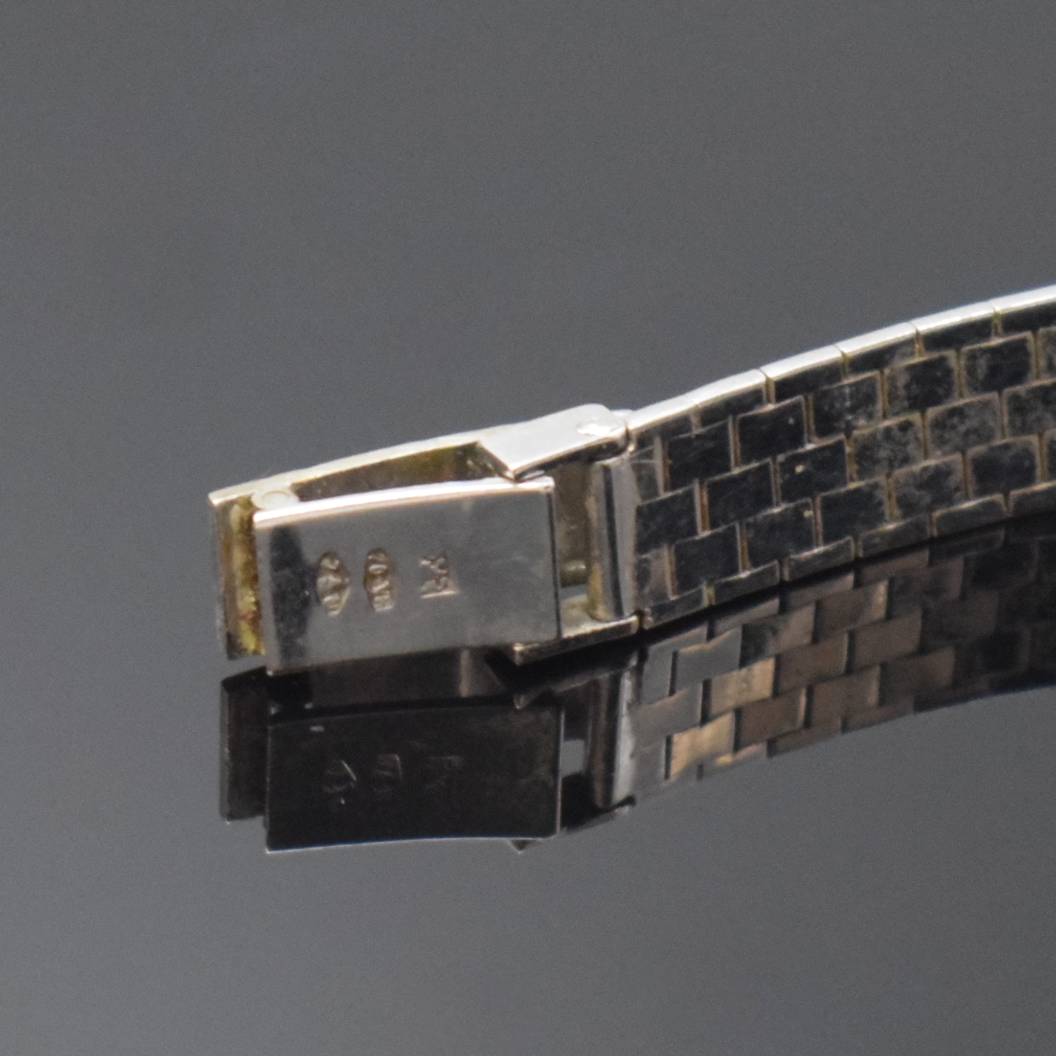 Detail b: REUSSER diamantbesetzte Damenarmbanduhr in WG 750/000, Schweiz um 1960, Handaufzug, 2- teil. Geh. m. aufgedr. Boden, anges. Band, silb. Zifferbl. m. ...