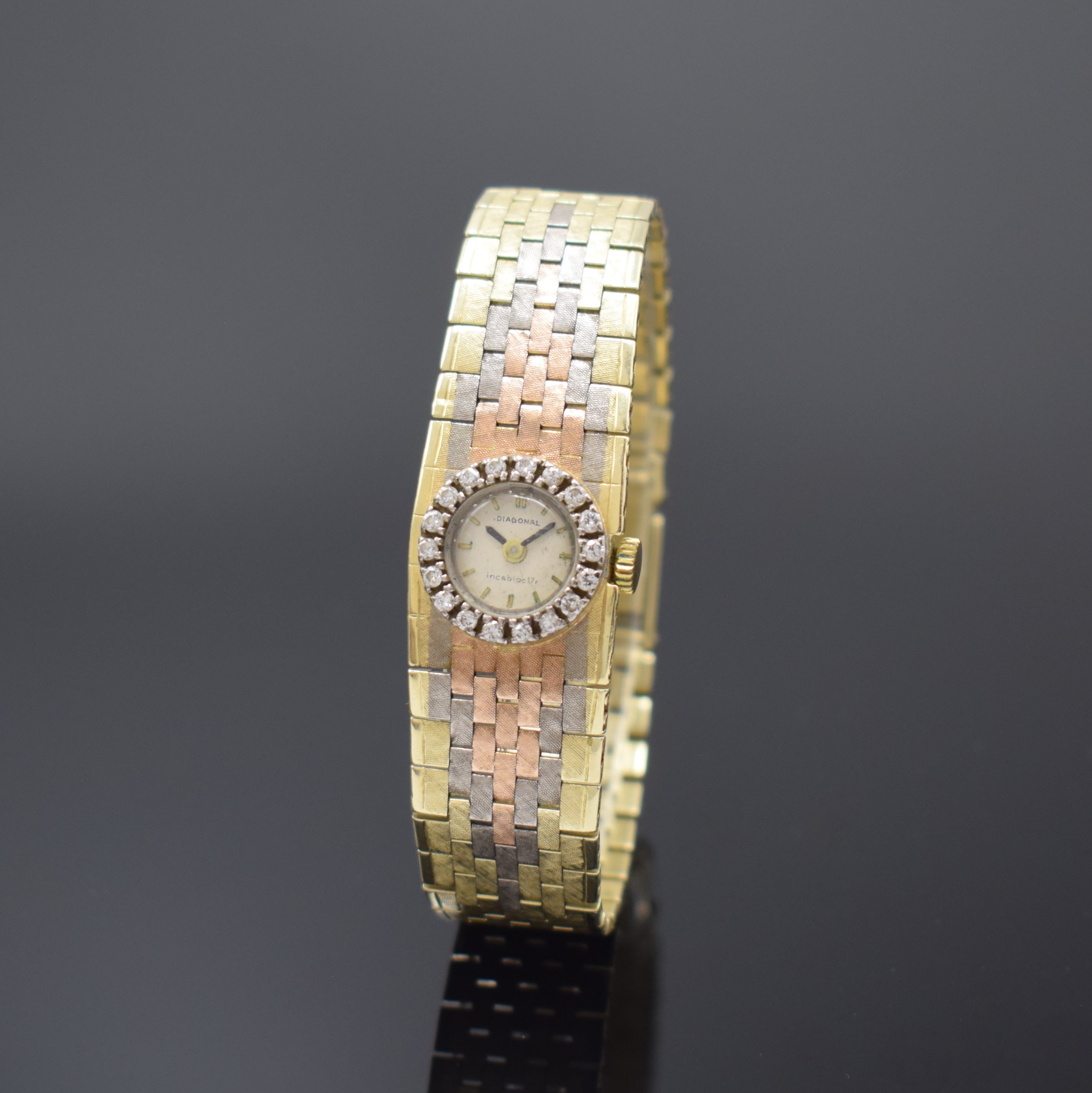 DIAGONAL diamantbesetzte Damenarmbanduhr in GG/WG/RG 585/000, Schweiz um 1970, Handaufzug, 2-teil. Gehäuse, Boden aufgedr., Lünette m. Diamanten ...